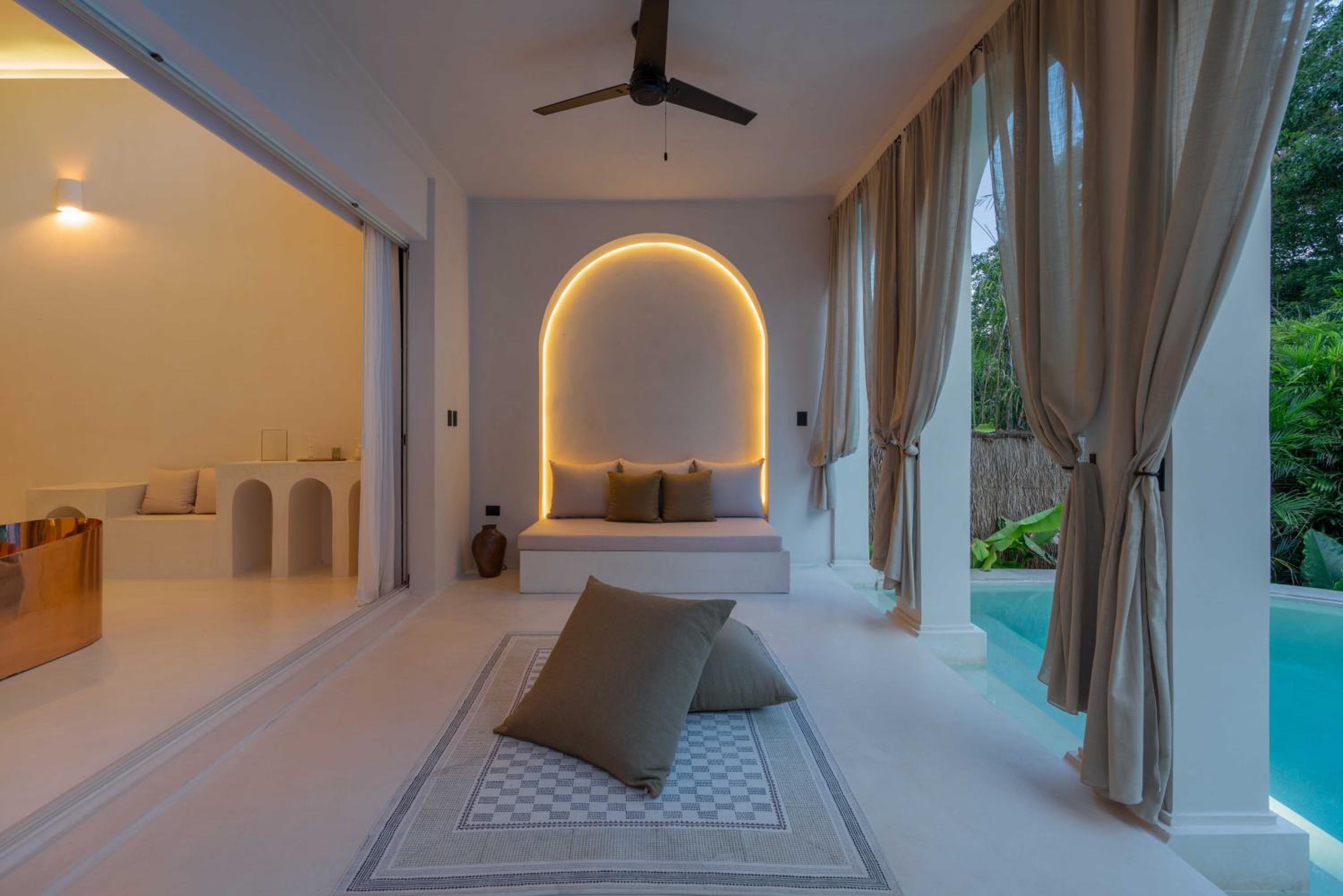 Suite with Private Pool - Photo 10