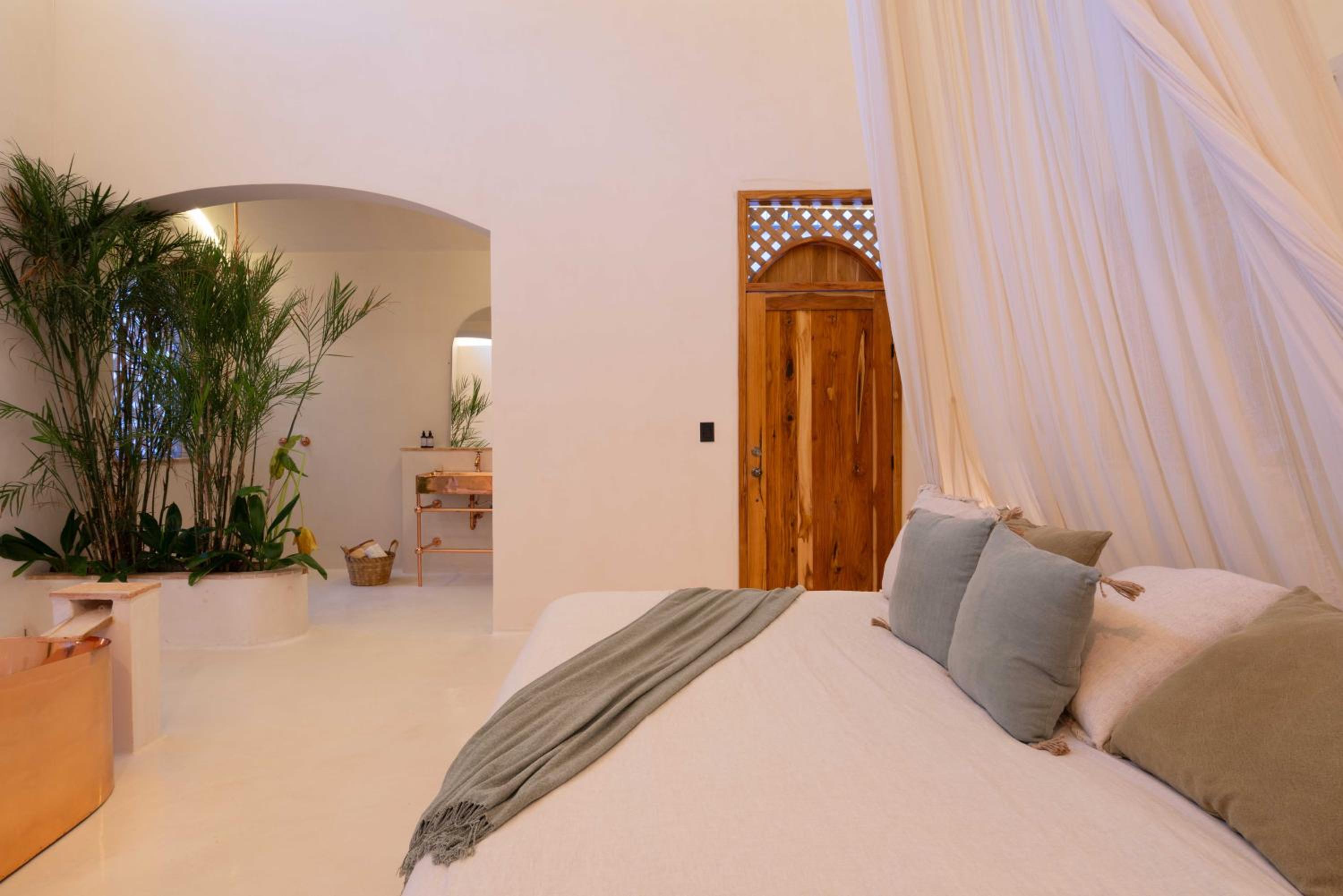 Suite with Private Pool - Photo 57