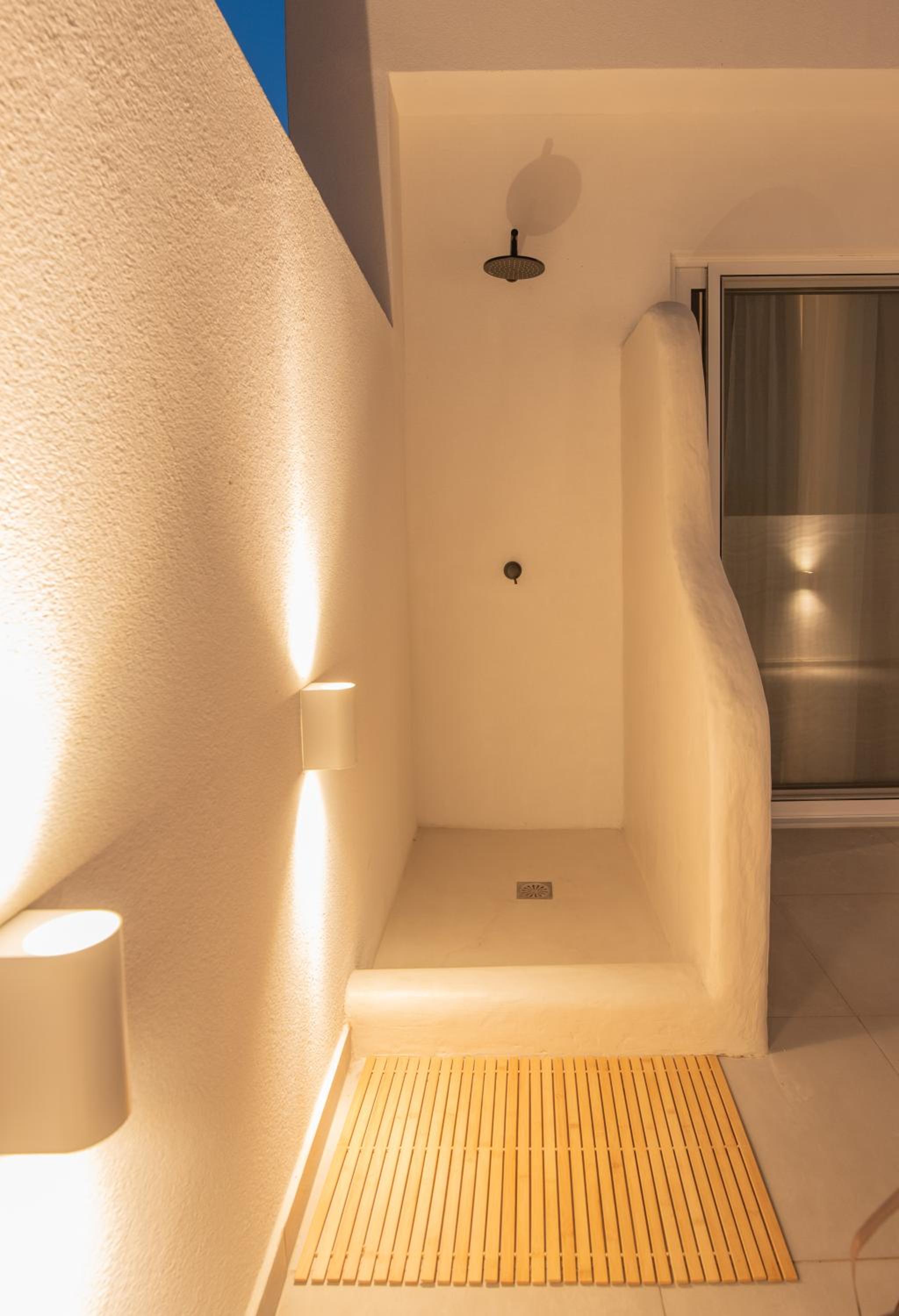 Deluxe Suite with Sea View photo 3
