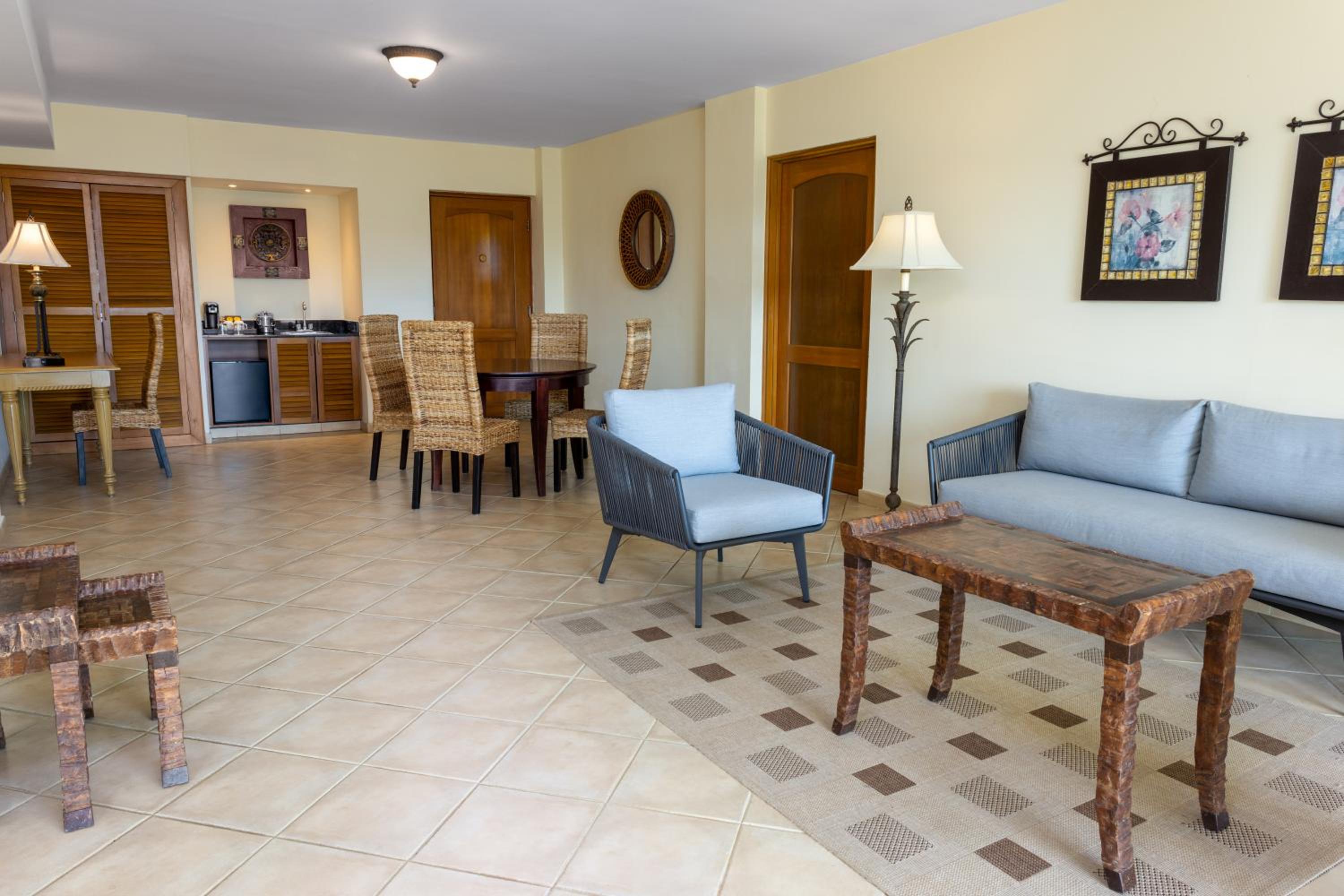 One-Bedroom Suite - Photo 4