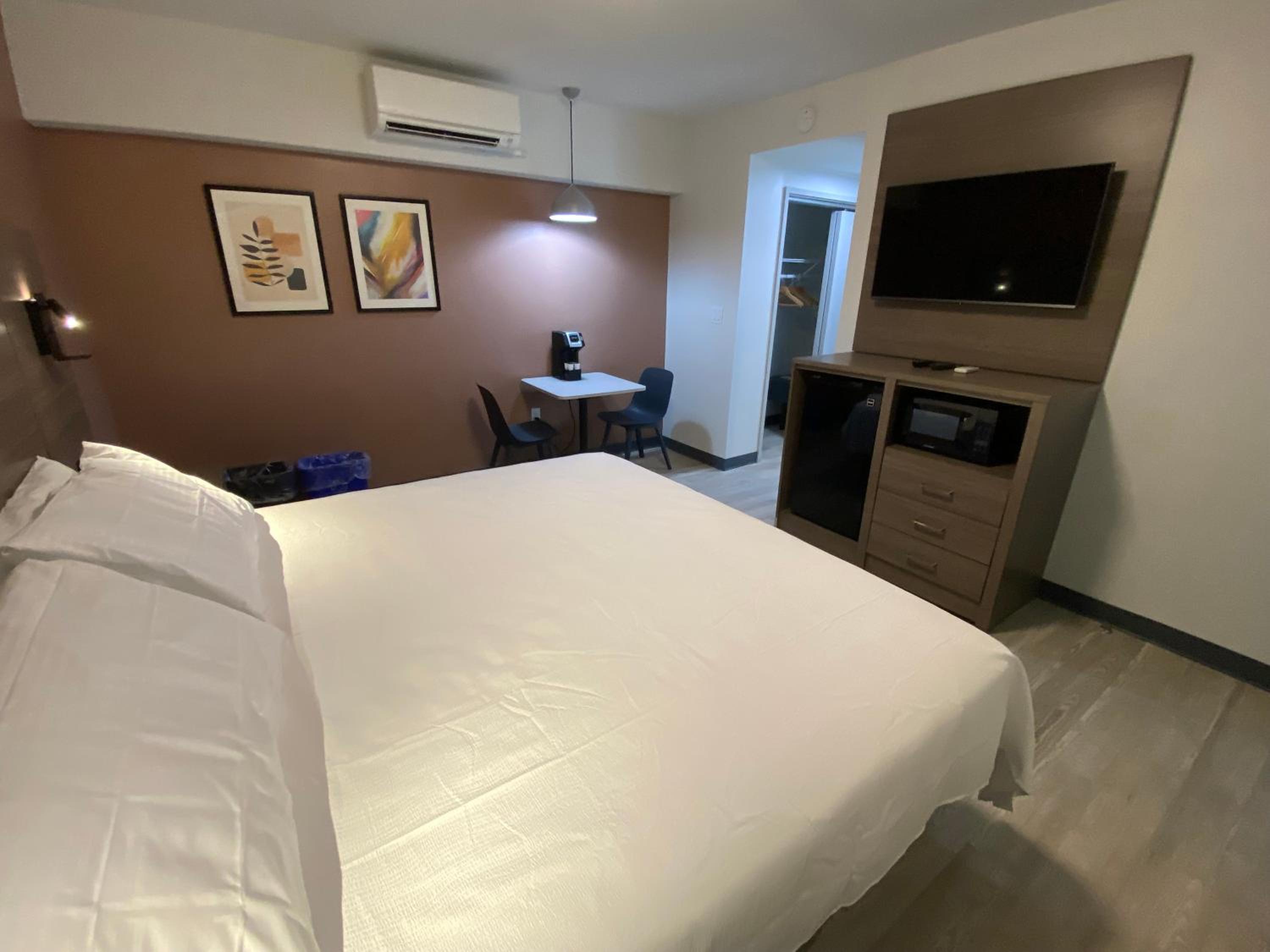 King Room - Newly Renovated Building - Photo 5