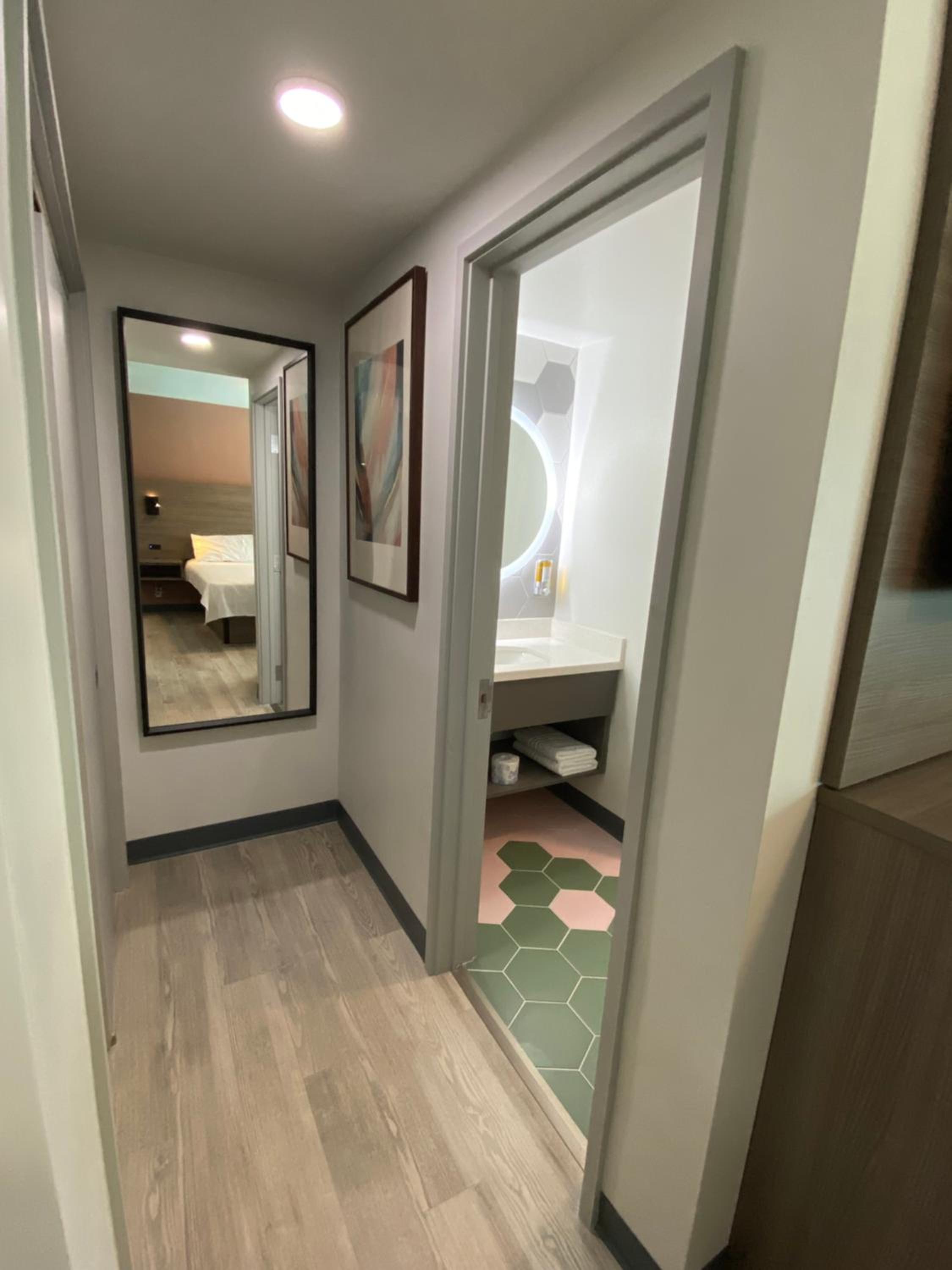King Room - Newly Renovated Building - Photo 7