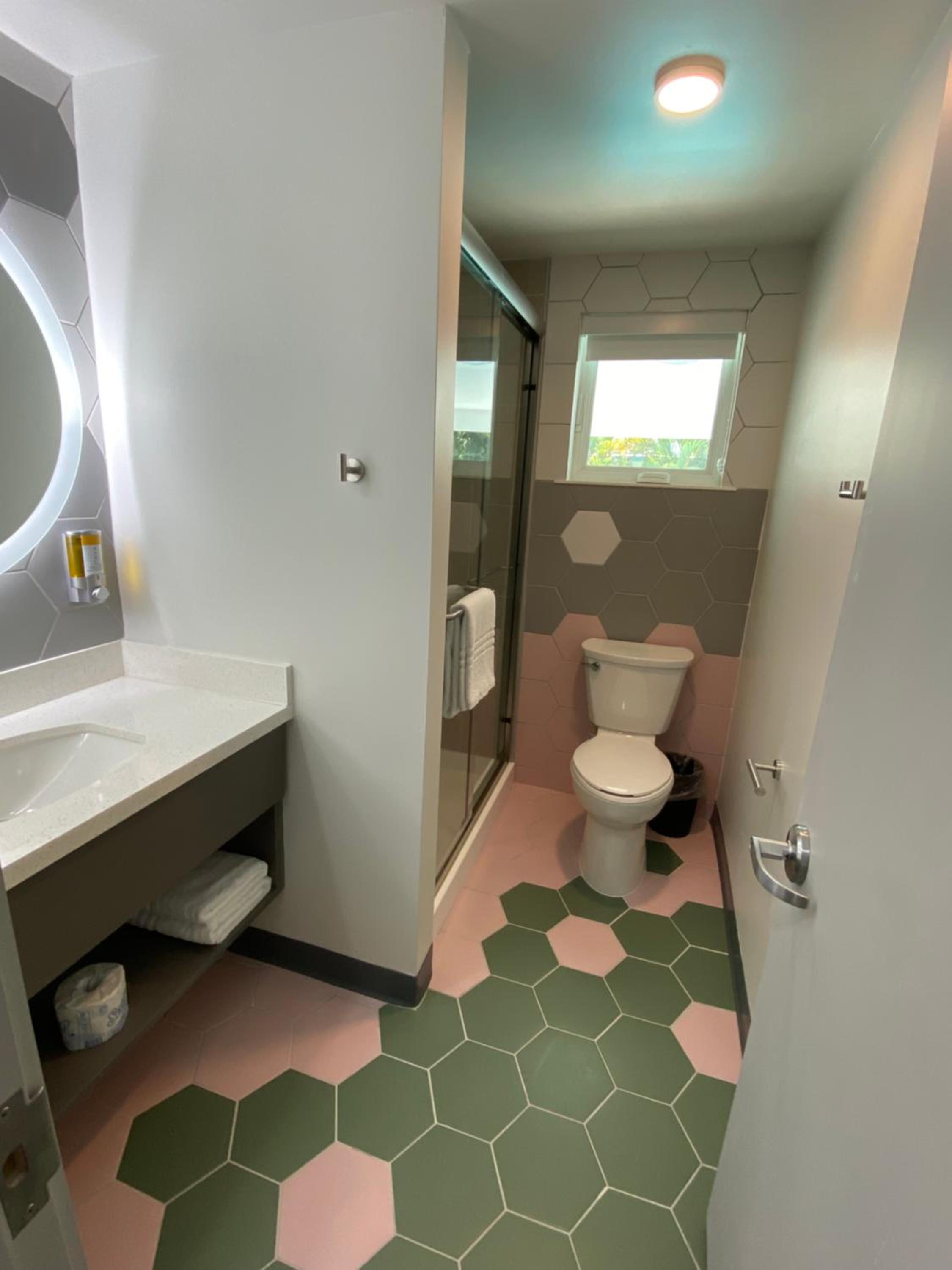 King Room - Newly Renovated Building - Photo 9