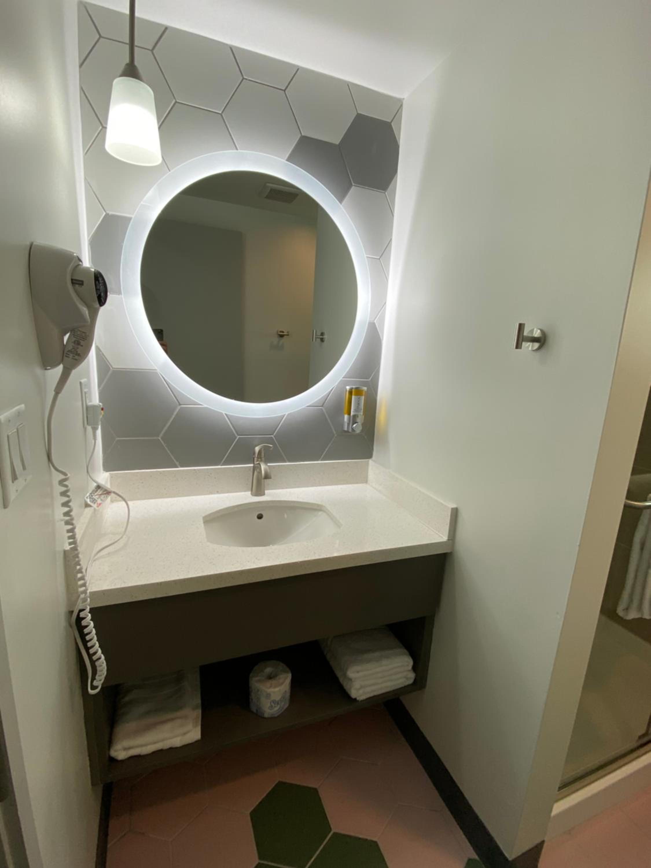 King Room - Newly Renovated Building - Photo 11