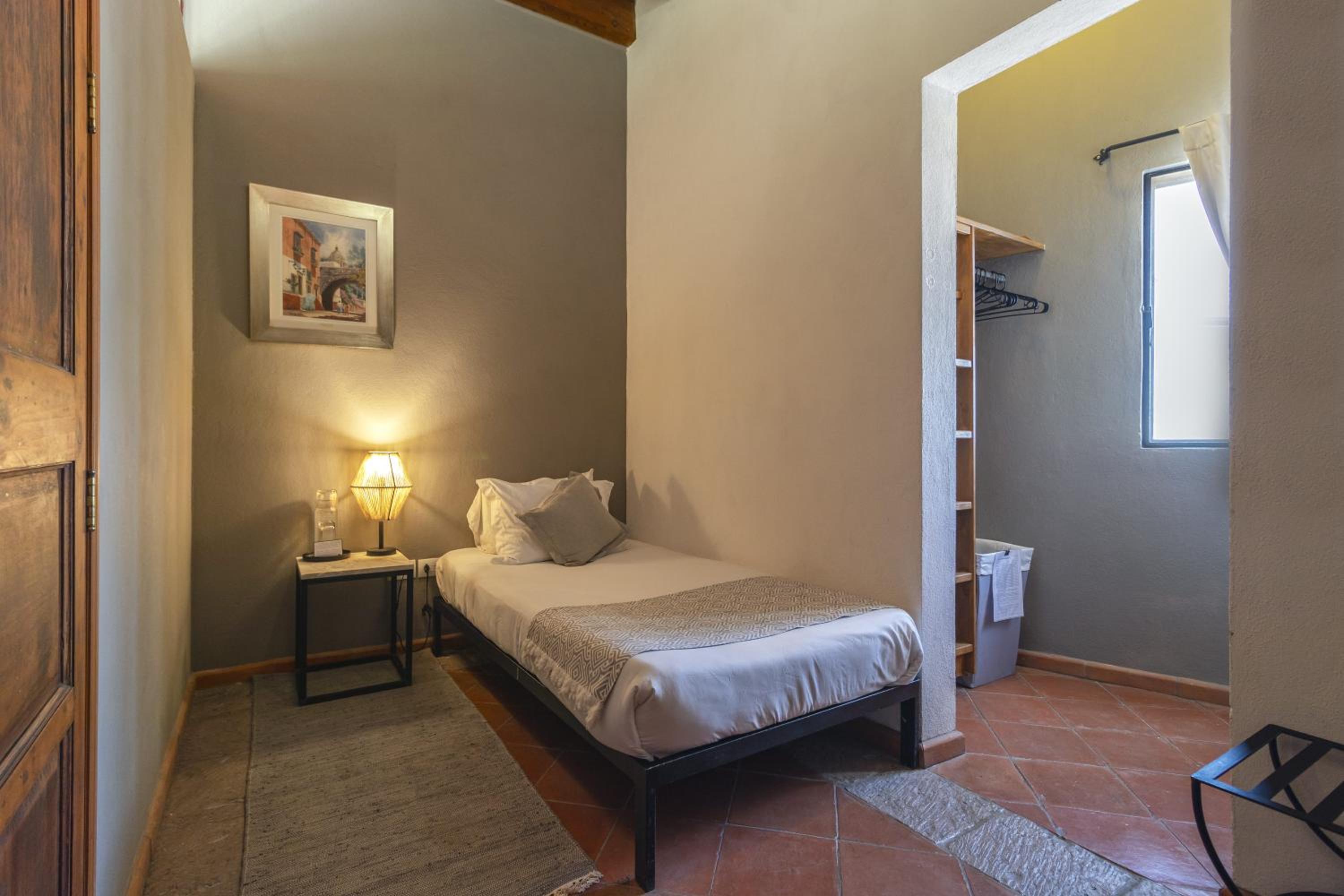 Single Room with Bathroom photo 2