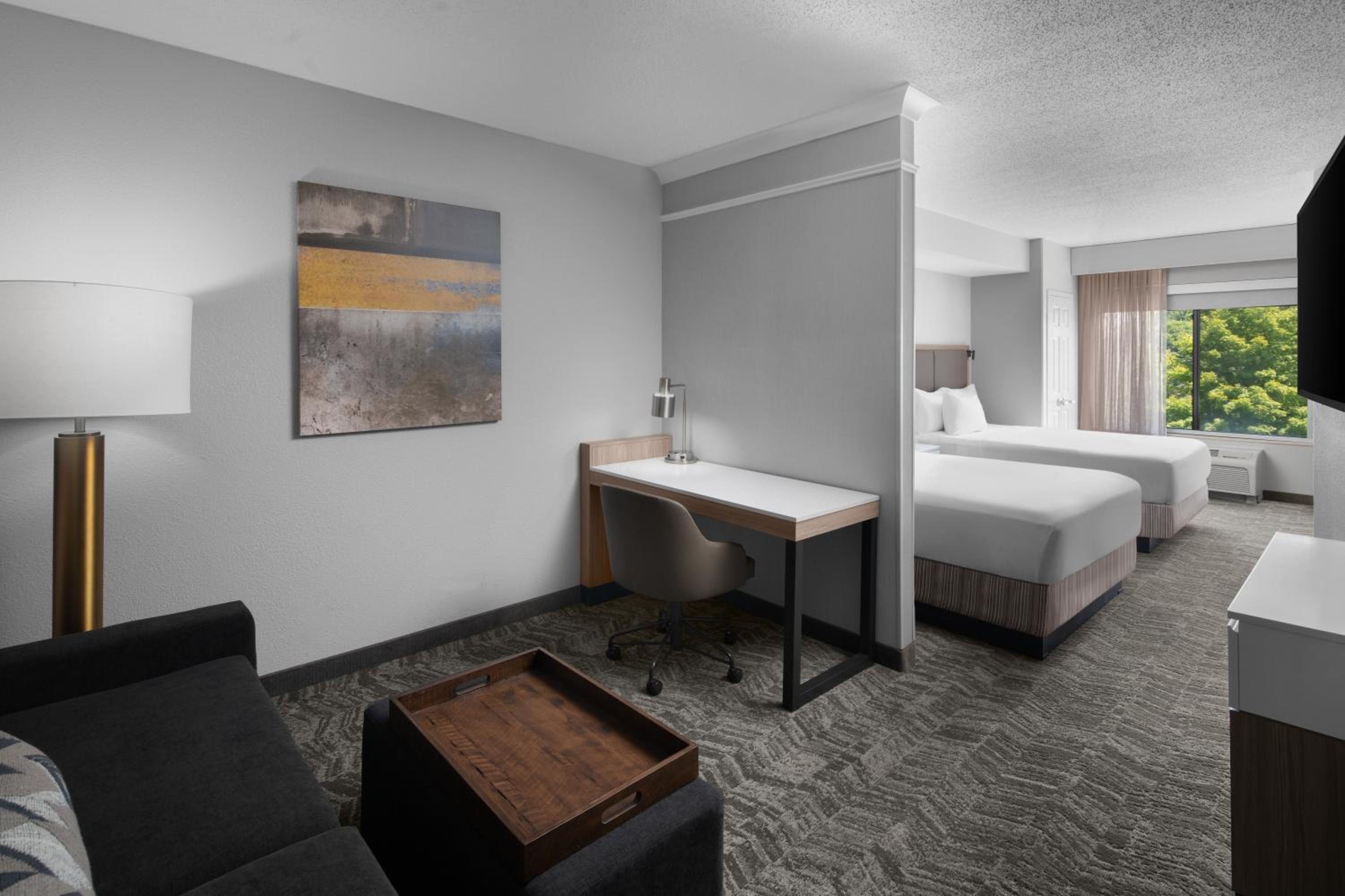 Queen Suite with Sofa Bed - Photo 2