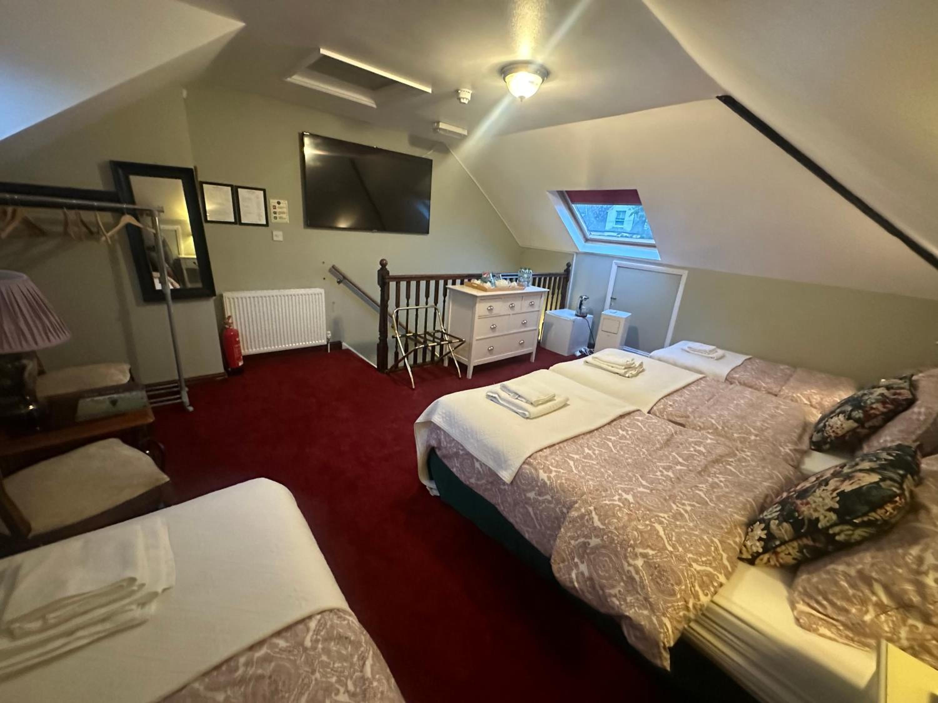 Large Superior Super-King With Bathtub