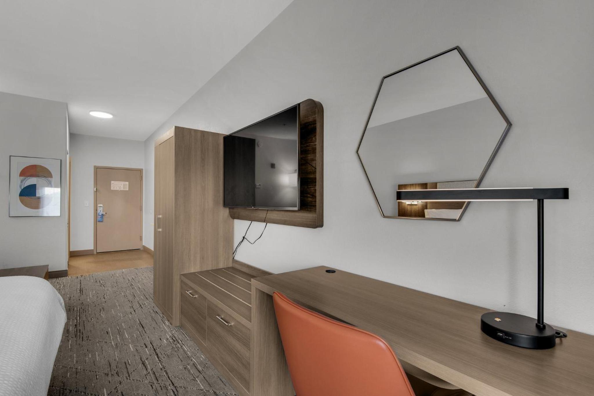 Standard King Room with Mobility Accessible Roll-In Shower - Photo 6