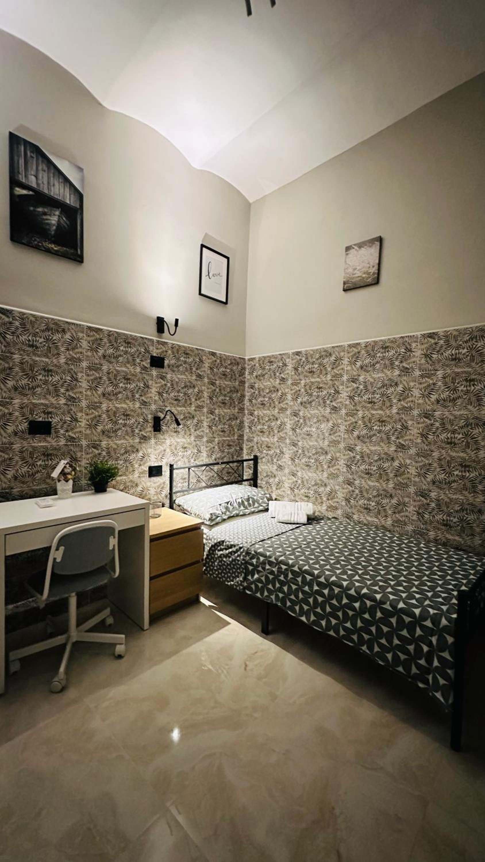 Standard Twin Room with Shared Bathroom photo 2