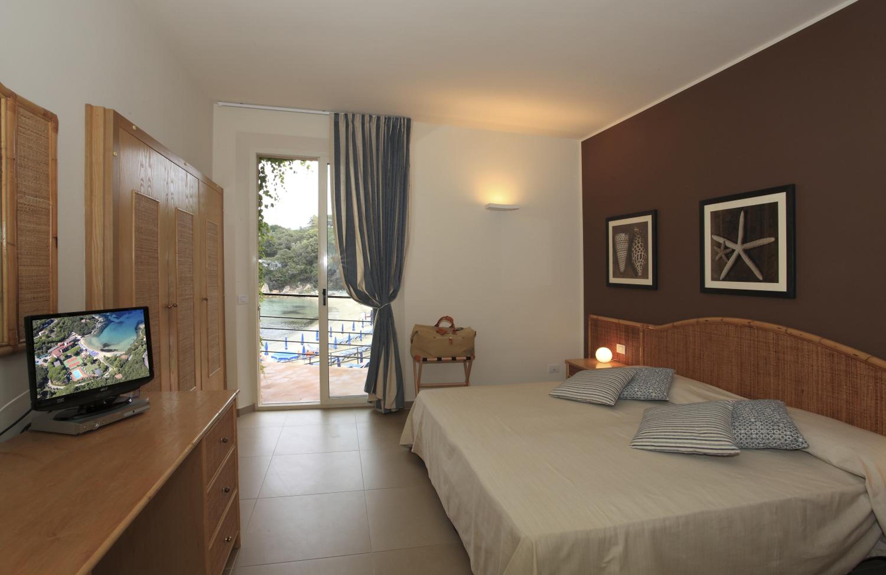 Superior Double or Twin Room with Side Sea View - Photo 4