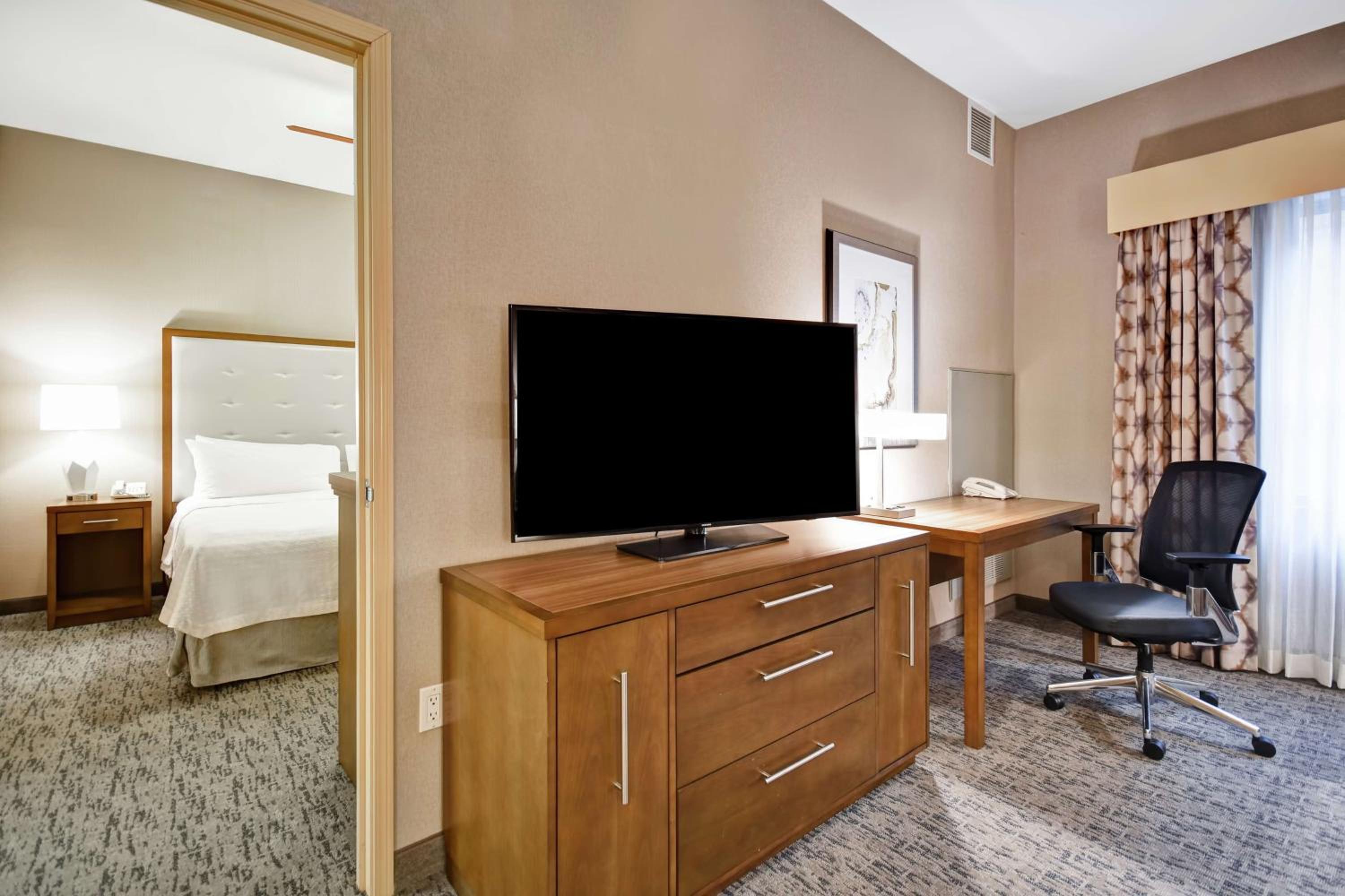 One-Bedroom King Suite - Non-Smoking - Photo 3