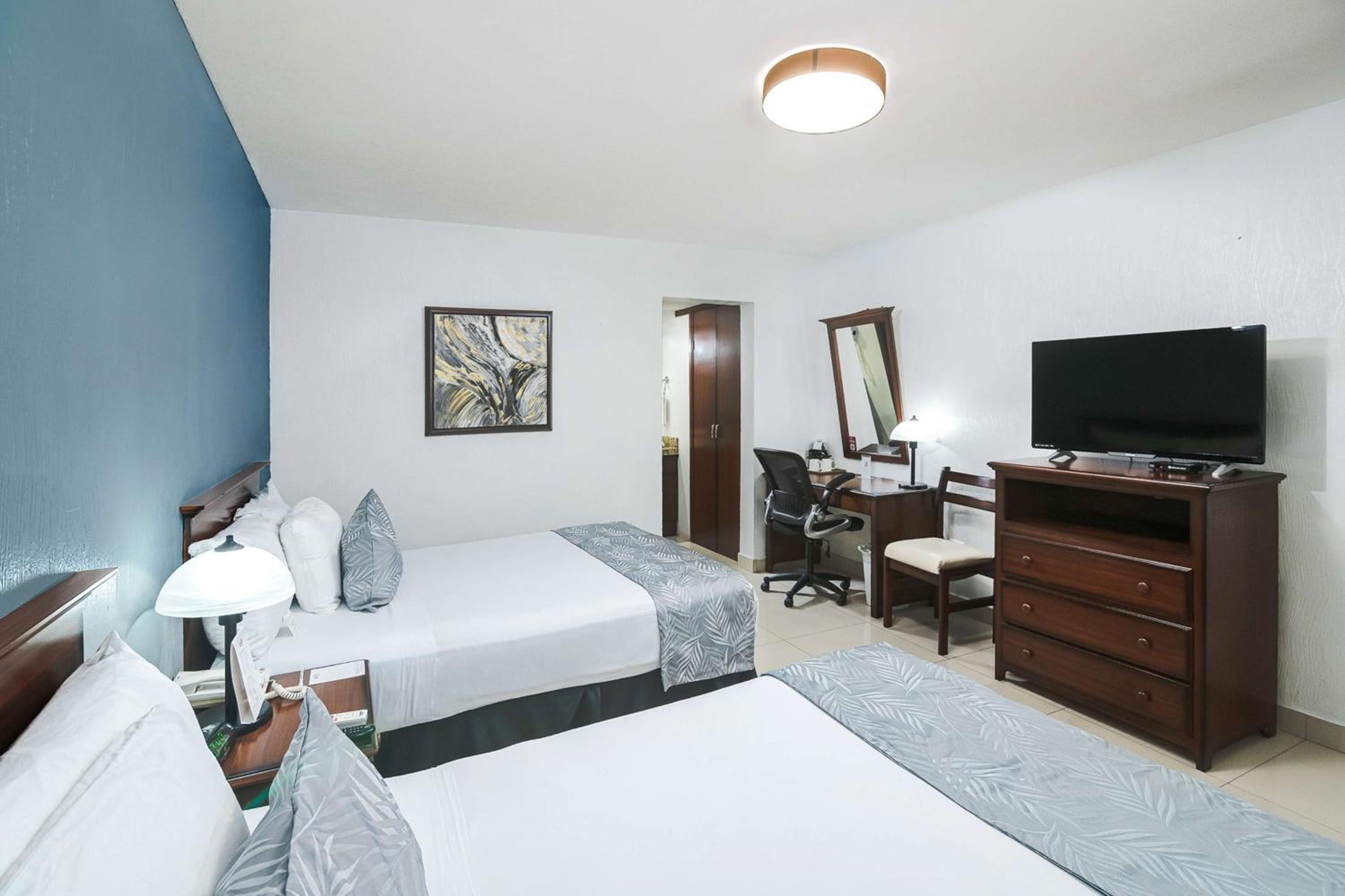 Double Room with Two Double Beds photo 3