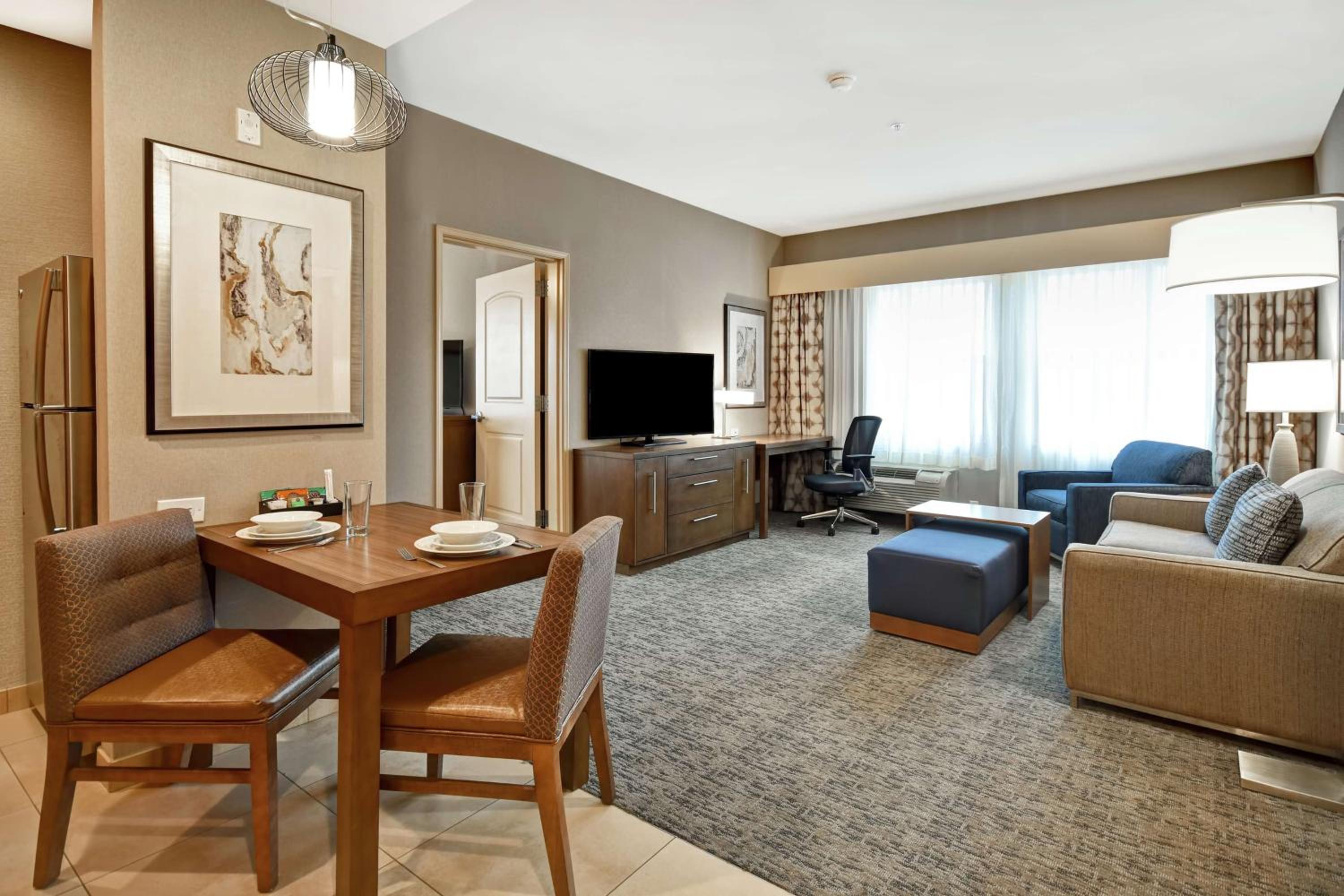 Two Bedroom Suite with One King and Two Queen Beds - Non-Smoking photo 3