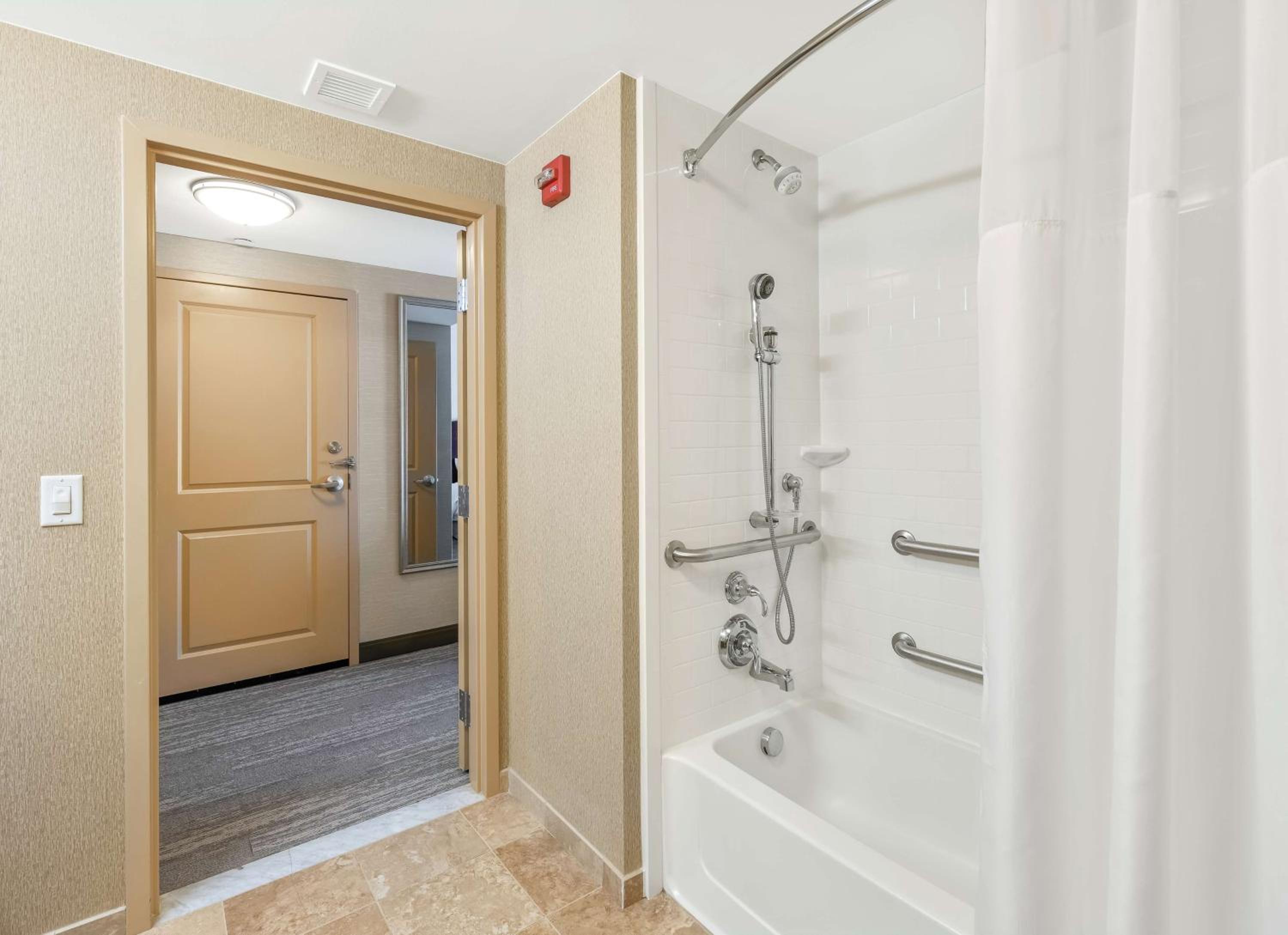 King Room with Accessible Tub - Mobility and Hearing Access/Non-Smoking - Photo 5