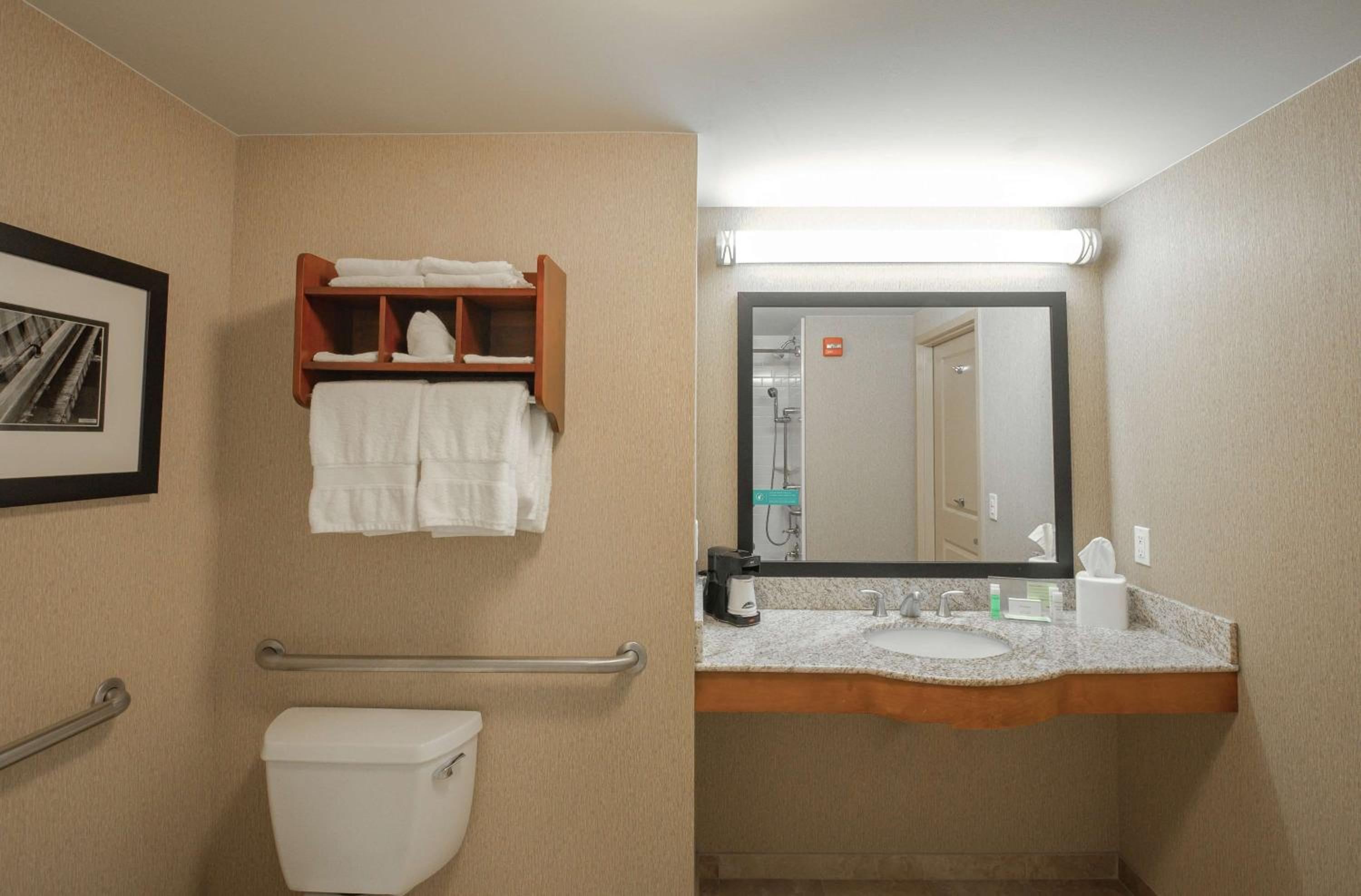 King Room with Accessible Tub - Mobility and Hearing Access/Non-Smoking - Photo 3