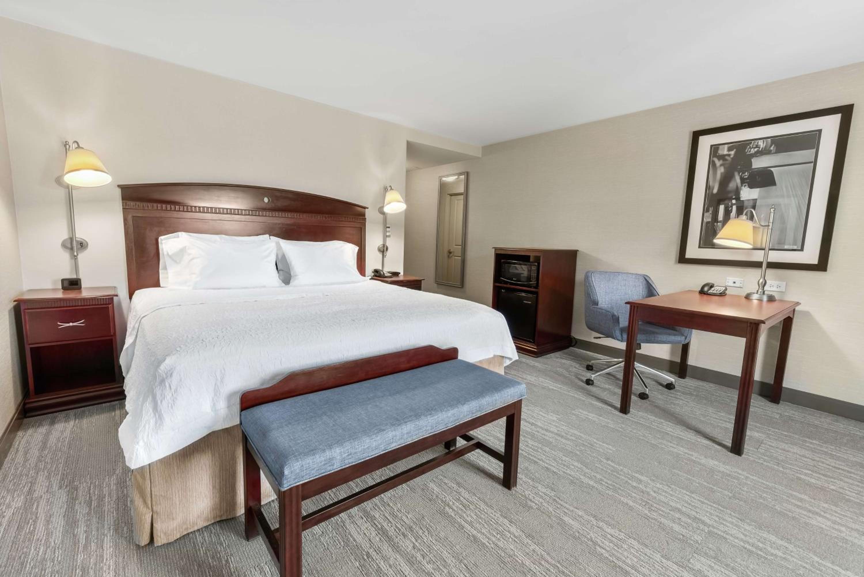 King Room with King Bed - Non-Smoking - Photo 3