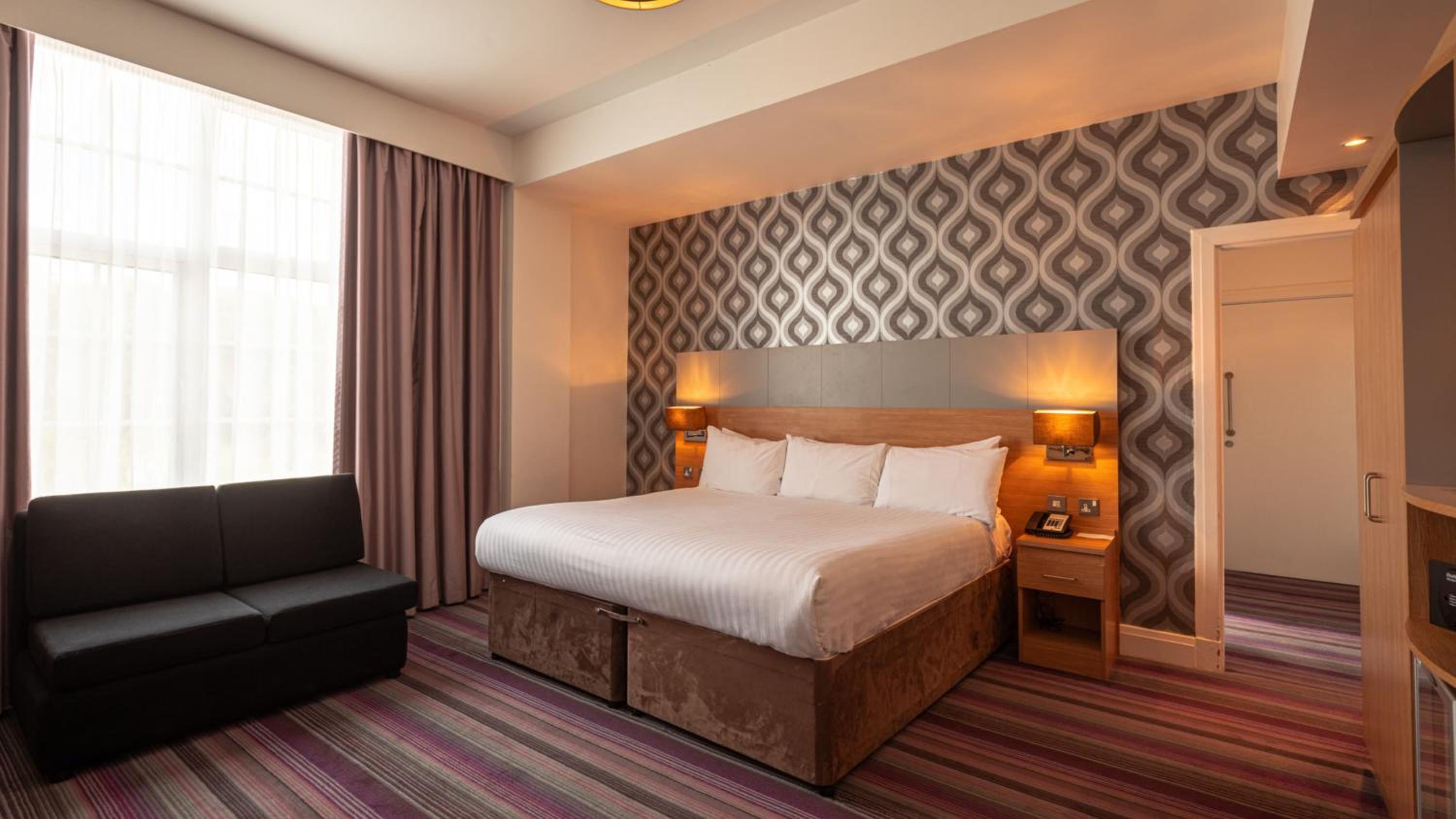 Standard King Room with Sofa Bed - Photo 4