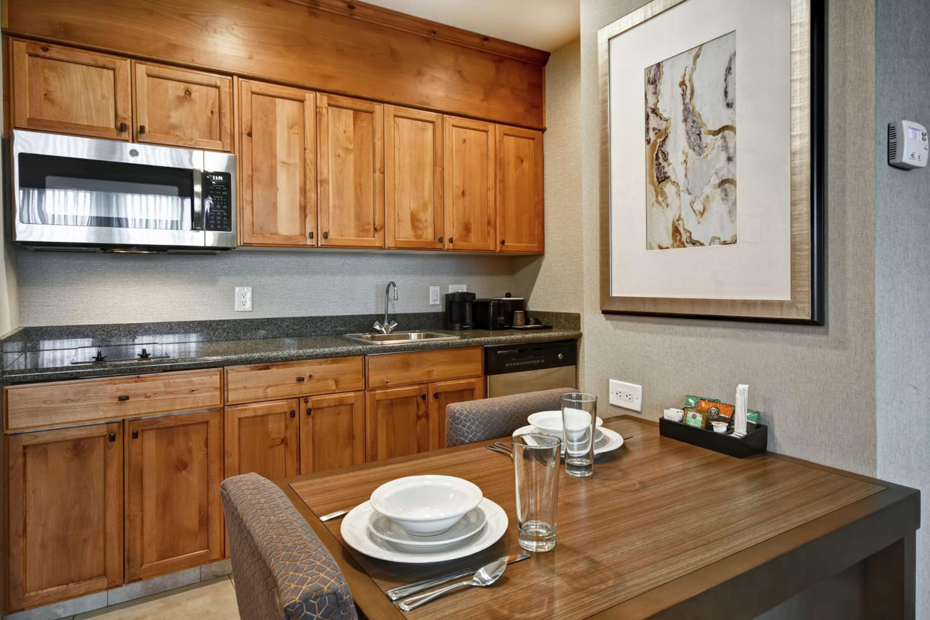 Two Bedroom Suite with One King and Two Queen Beds - Non-Smoking photo 2