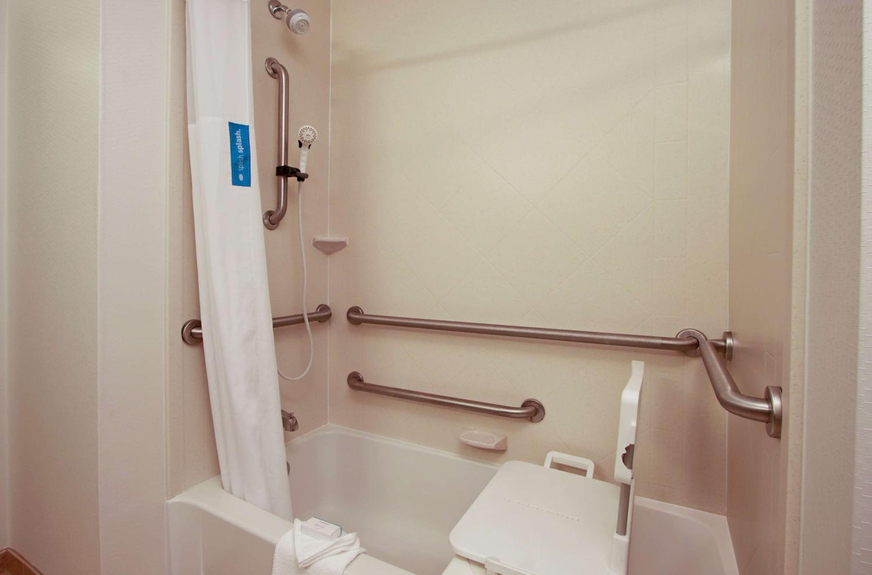 Queen Room with Two Queen Beds - Mobility Access/Non-Smoking - Photo 2