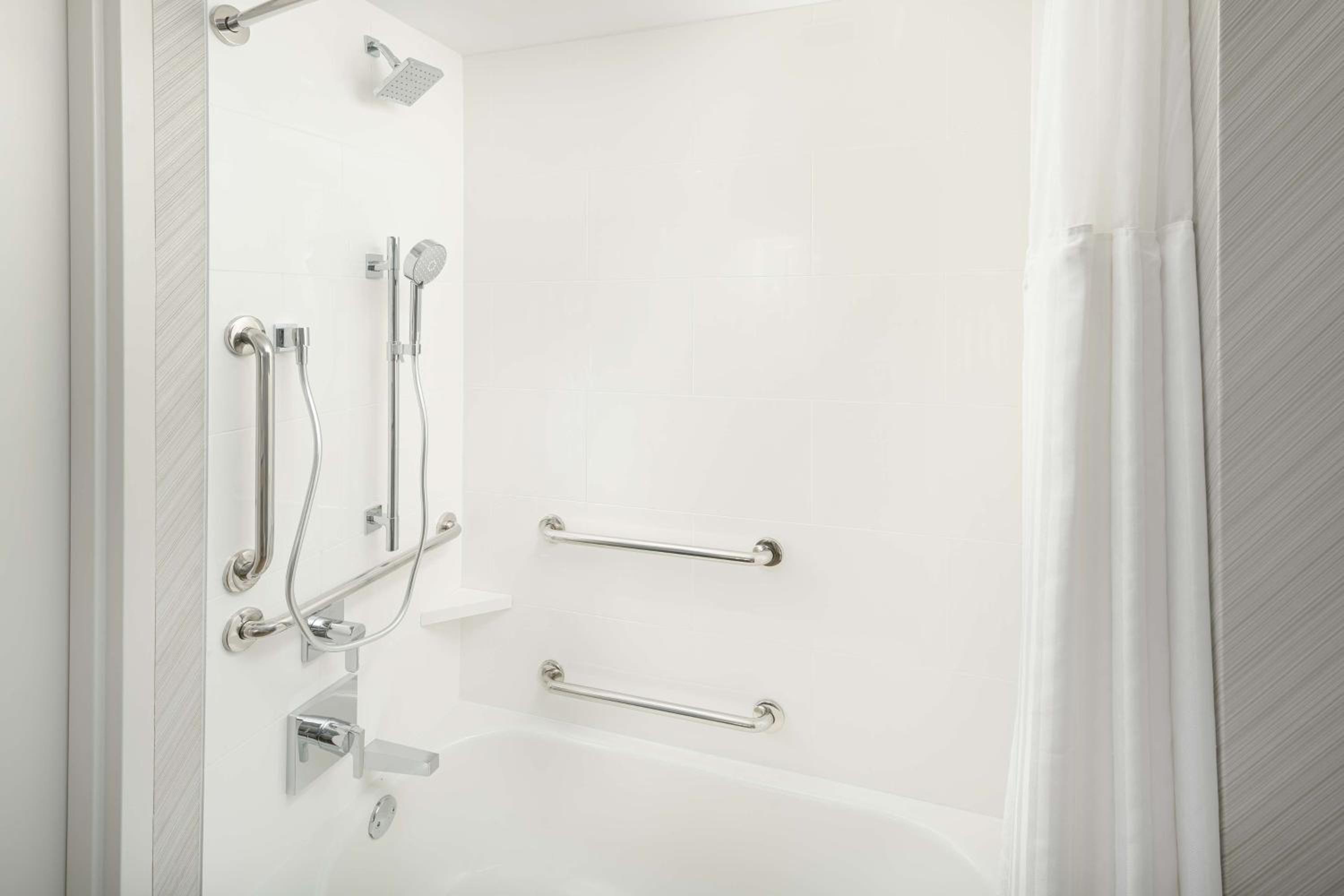 King Room with Tub - Mobility and Hearing Access - Photo 2