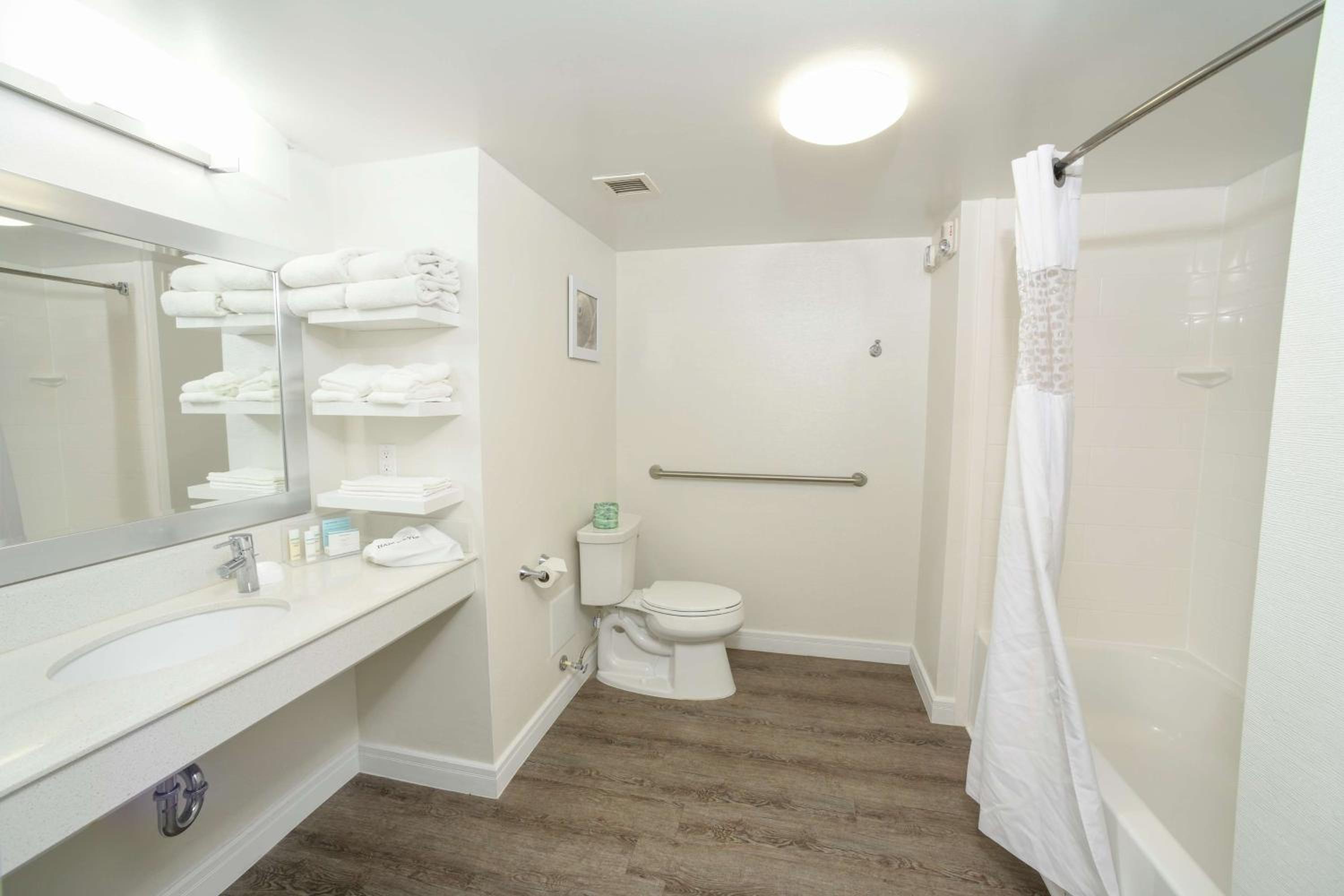 Queen Room with Two Queen Beds - Mobility and Hearing Access/Non-Smoking - Photo 3