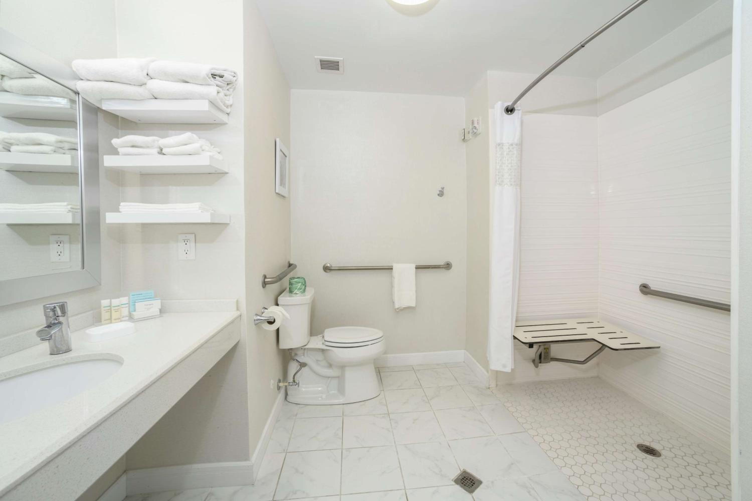 King Room with Accessible Tub - Mobility and Hearing Access/Non-Smoking - Photo 2