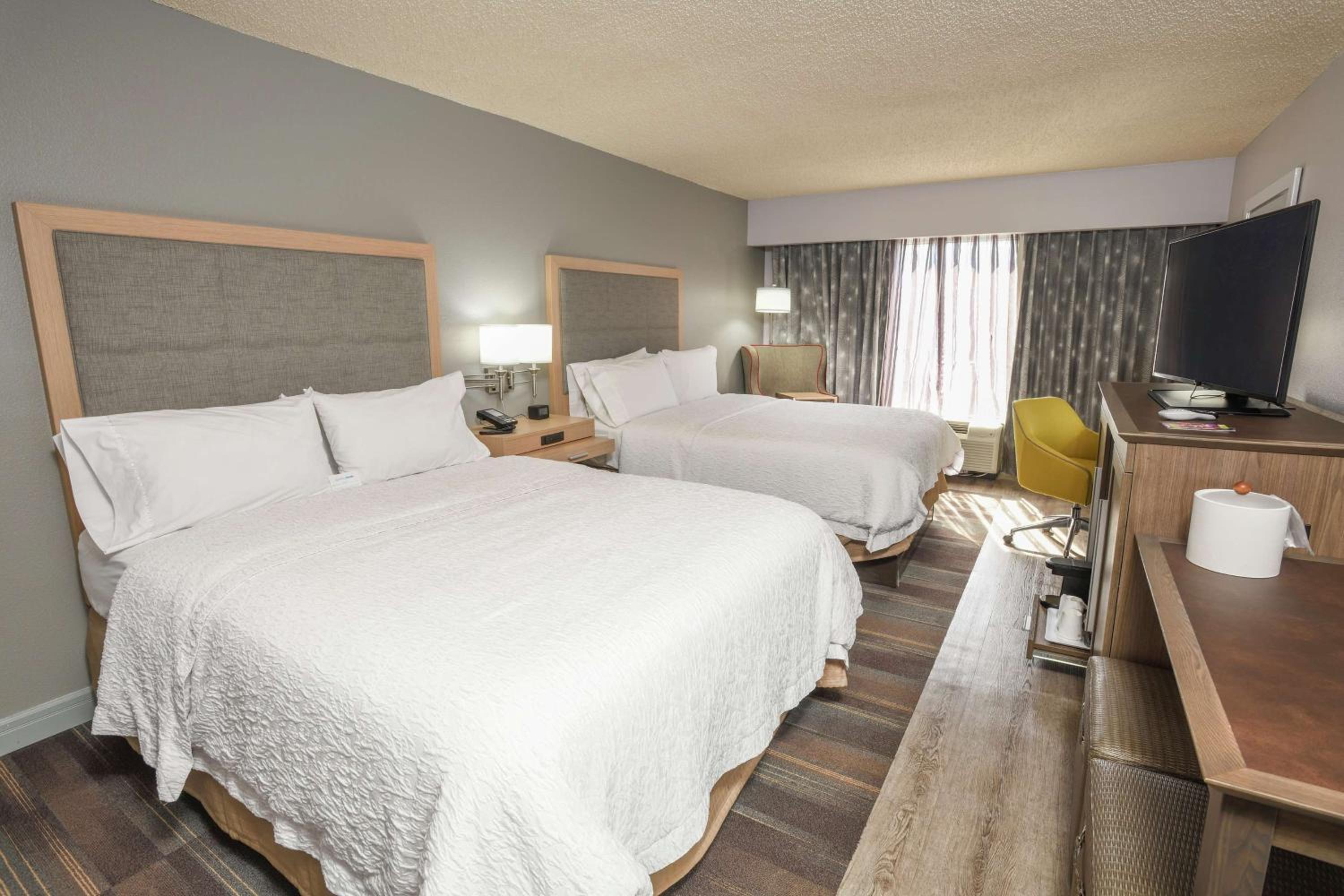 Room with Two Queen Beds - Non-Smoking - Photo 2