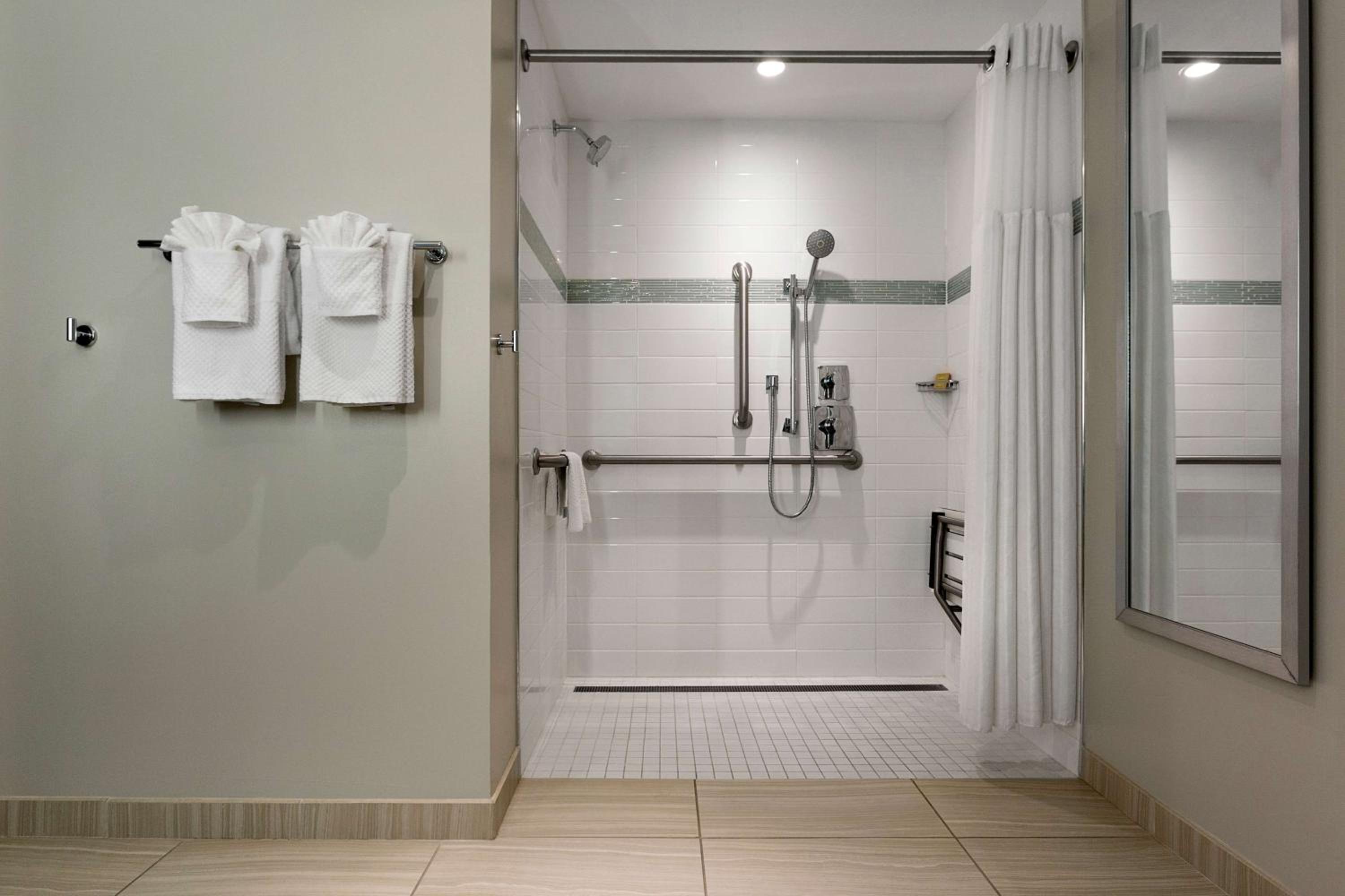 One-Bedroom Oceanfront King Suite with Roll-In Shower - Mobility Access photo 1