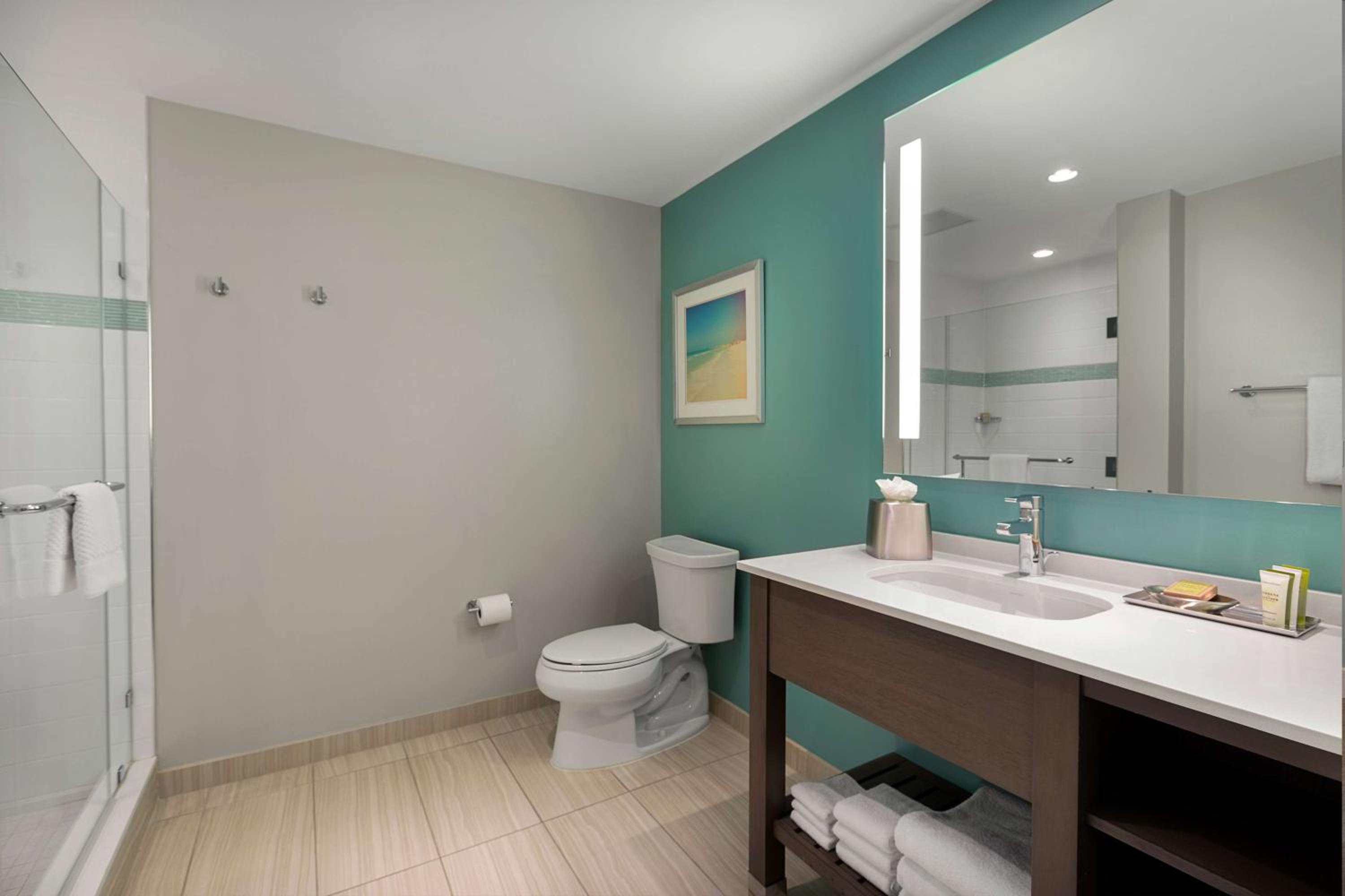 Three-Bedroom Oceanfront Suite with One King Bed and Three Queen Beds - Communication Assistance photo 3