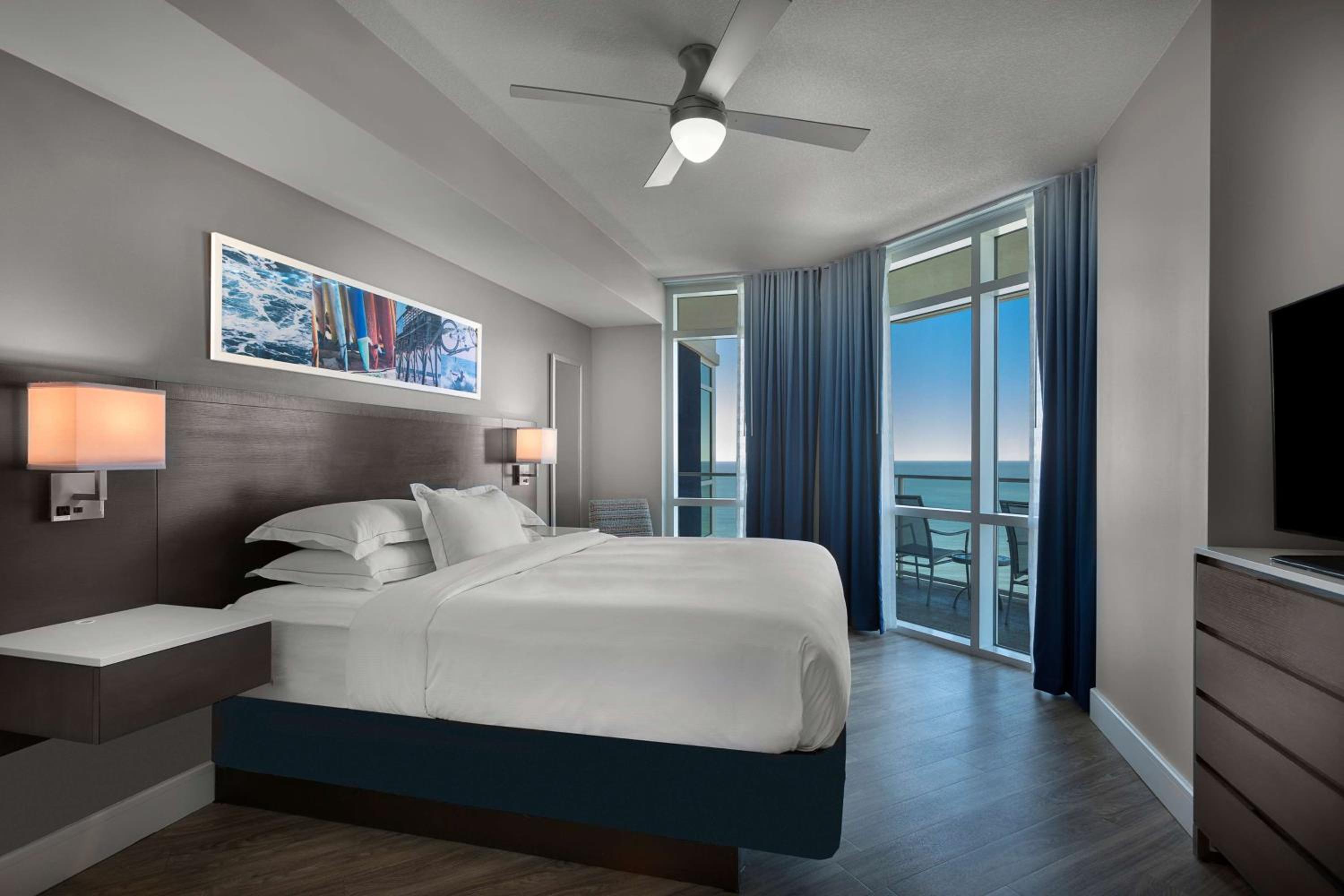 Two-Bedroom Suite with Ocean View, One King Bed and Two Queen Beds - Communication Assistance photo 2