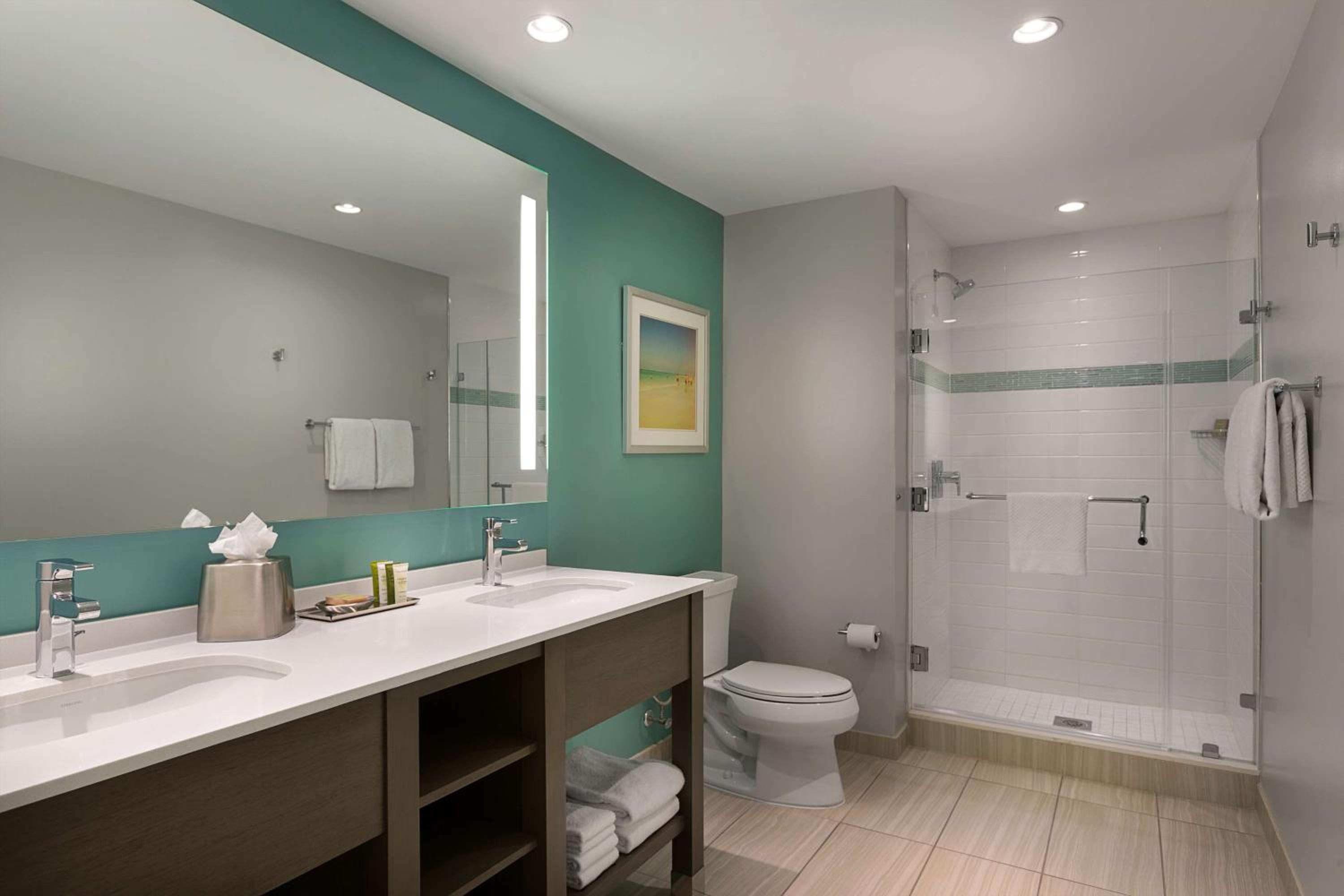 Two-Bedroom Suite with Ocean View, One King Bed and Two Queen Beds - Communication Assistance