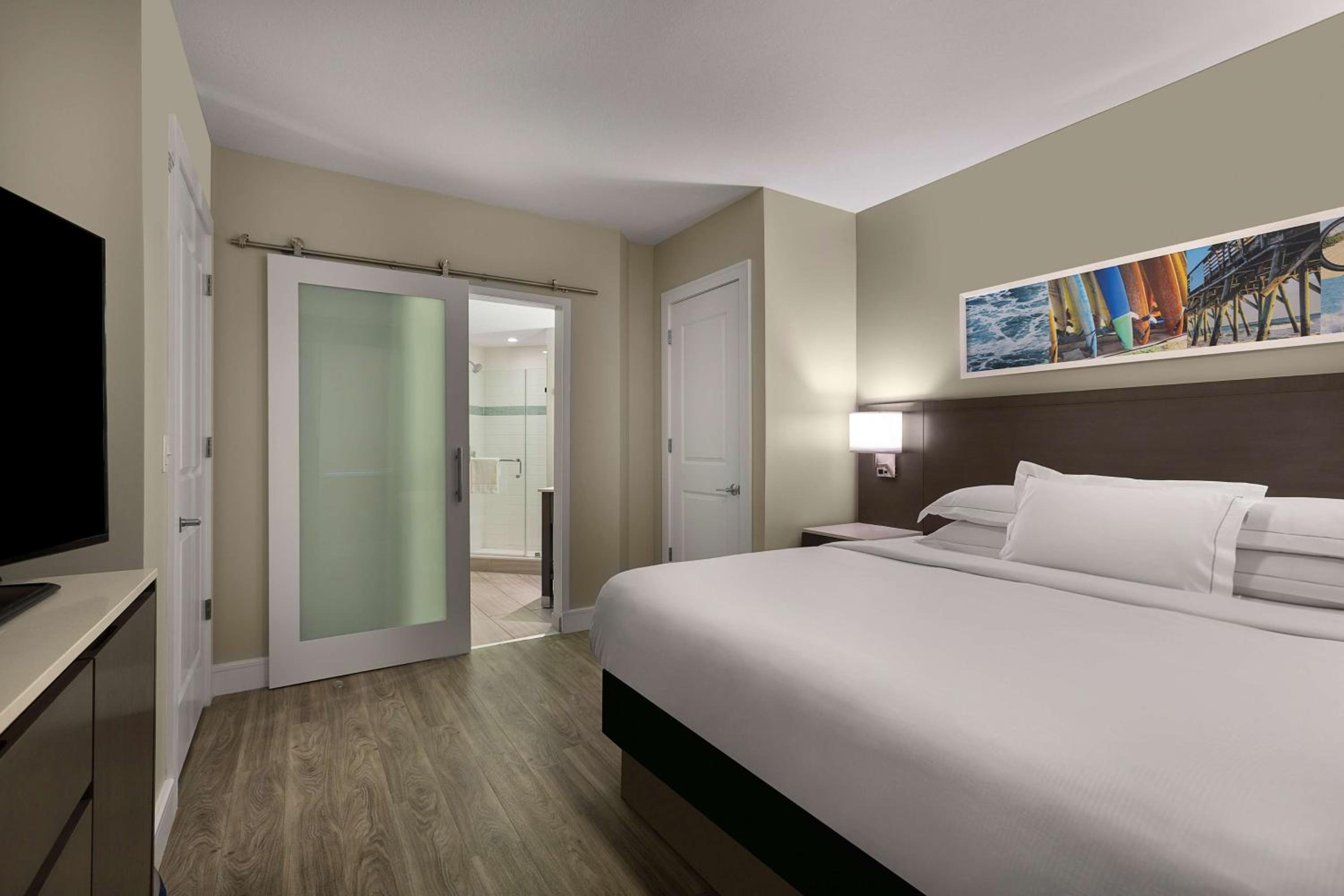 One-Bedroom King Suite with Sofa Bed photo 3