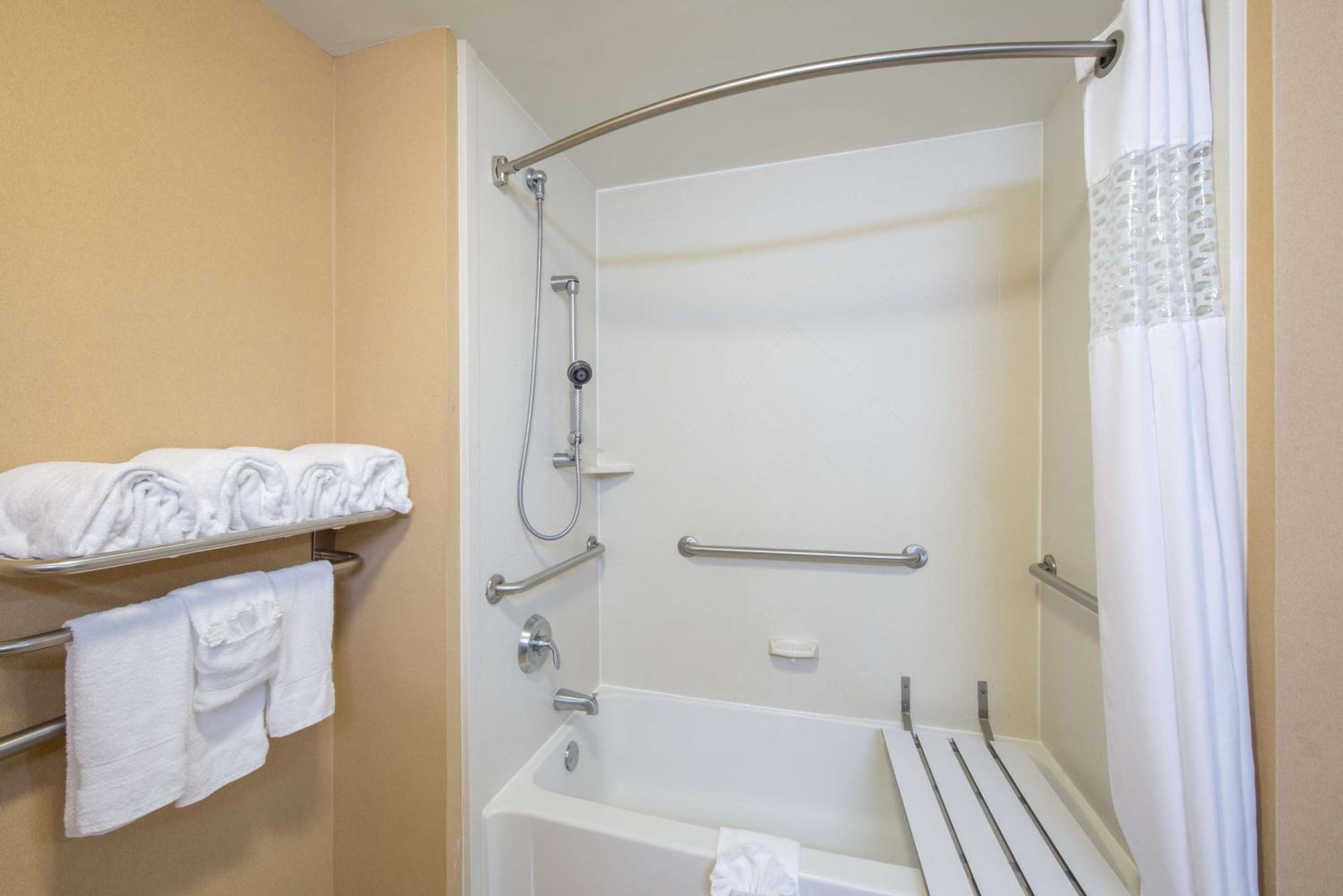 King Room with Accessible Tub - Mobility and Hearing Access/Non-Smoking - Photo 4