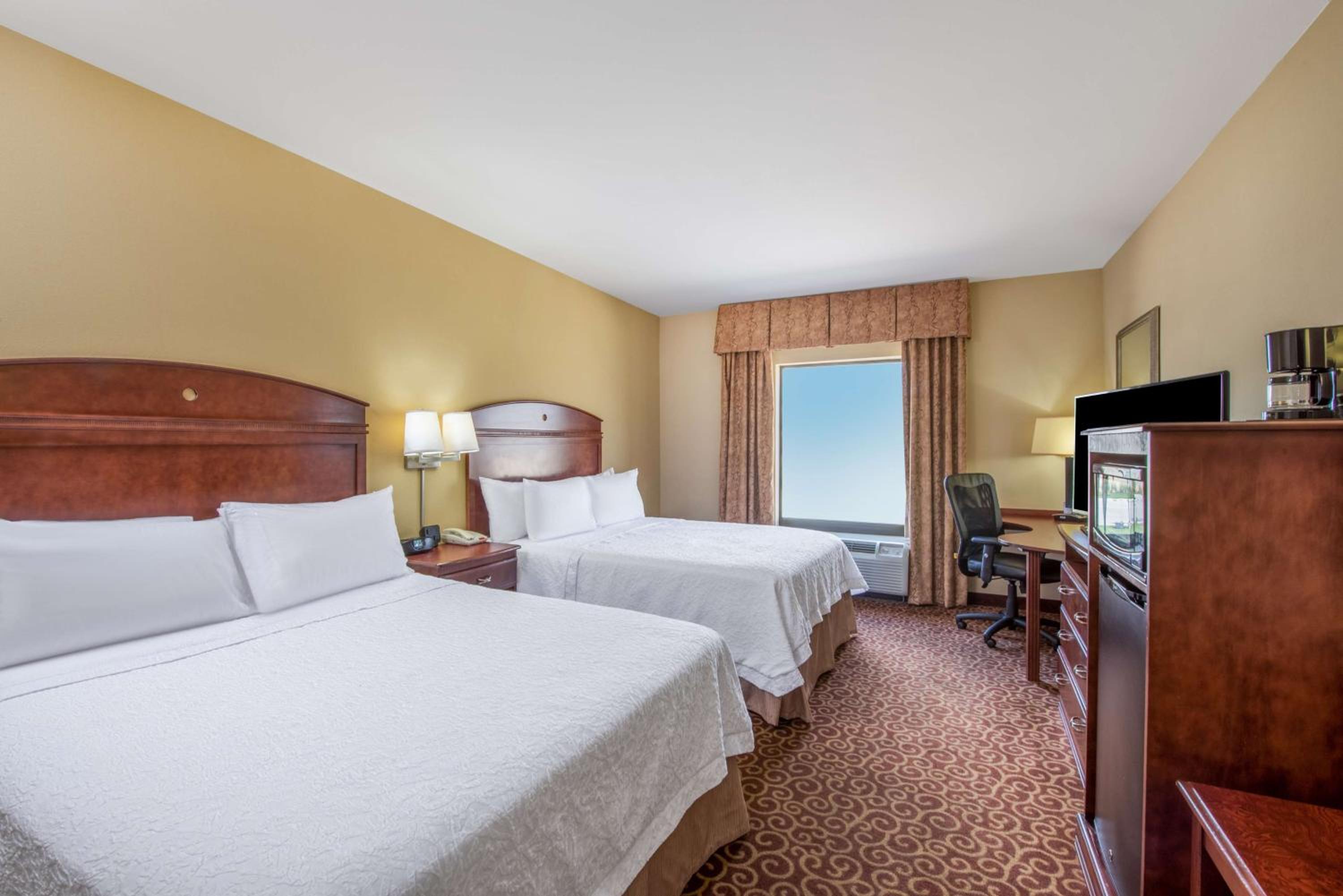 Room with Two Queen Beds - Non-Smoking - Photo 2