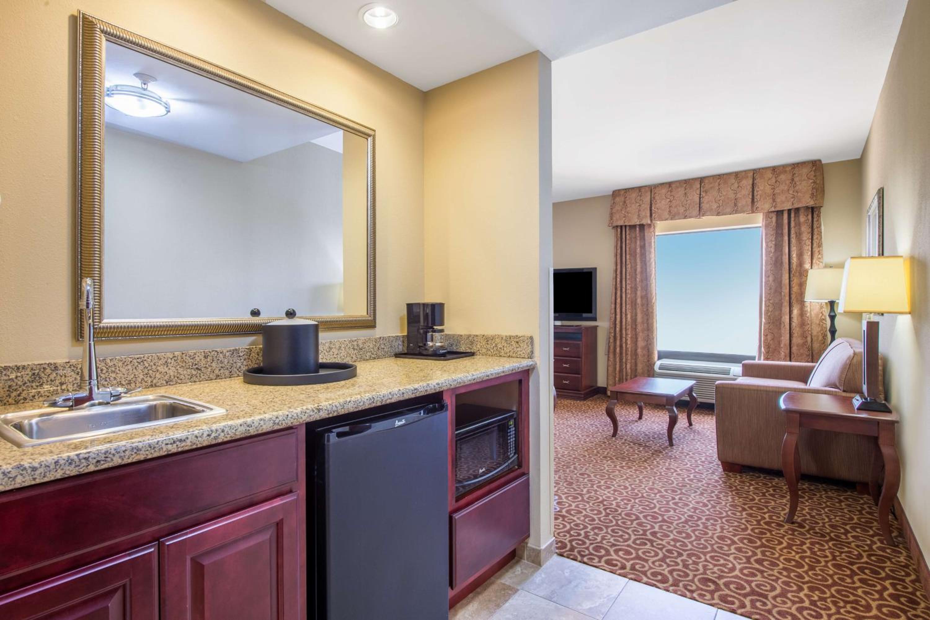 King Studio Suite - Non-Smoking - Photo 5