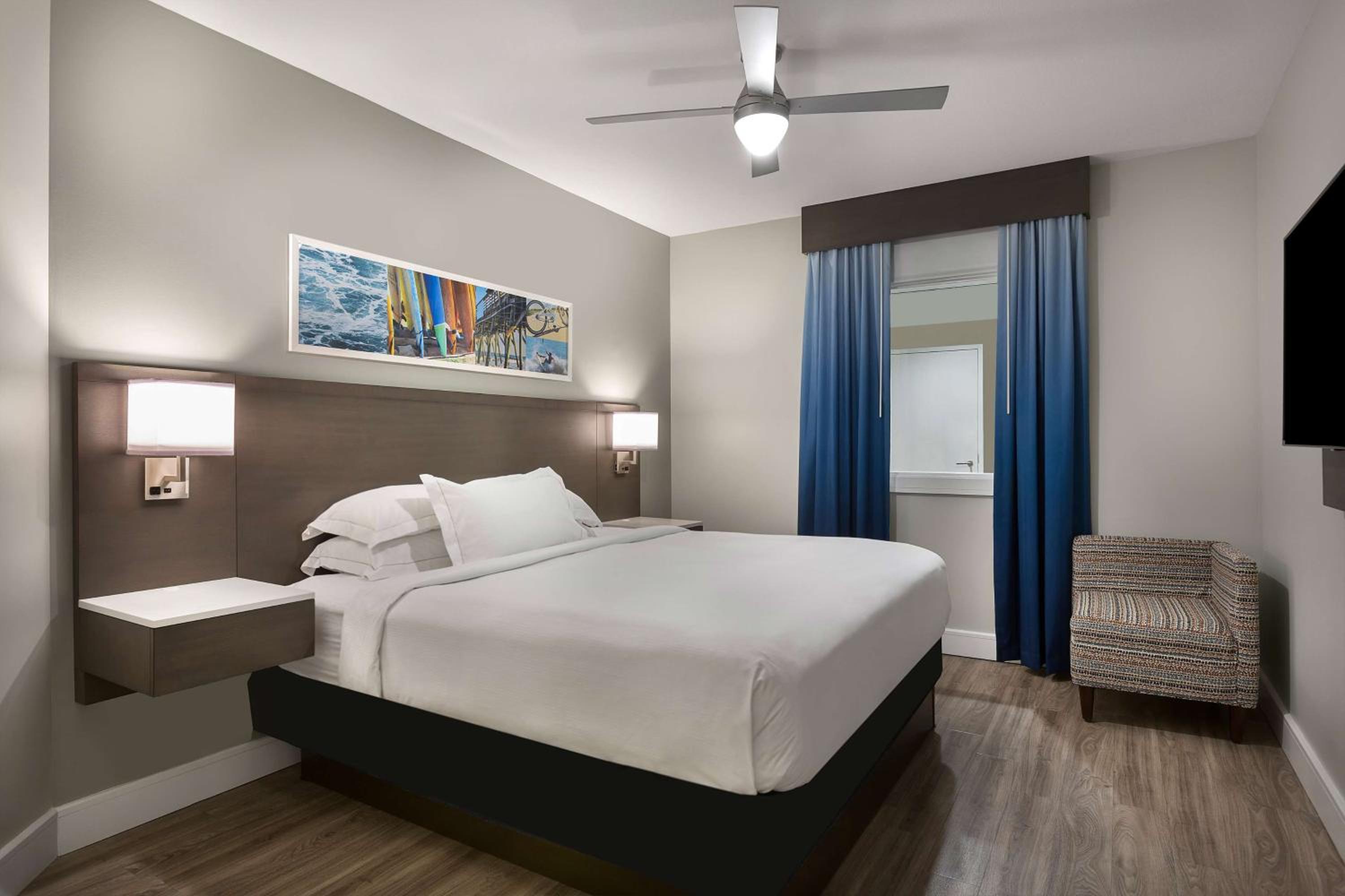 One-Bedroom Oceanfront King Suite with Roll-In Shower - Mobility Access photo 2