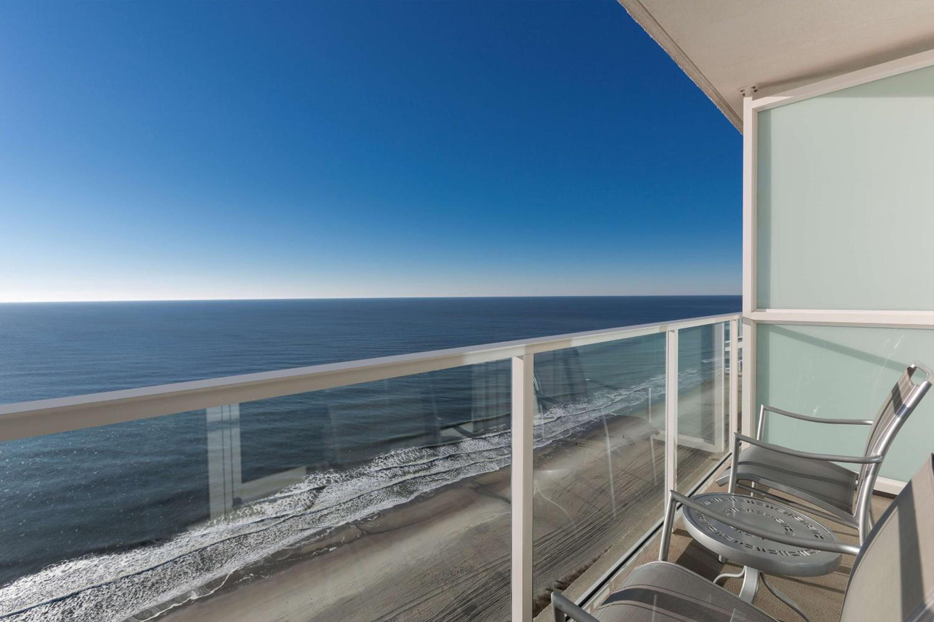 One-Bedroom Oceanfront King Suite with Roll-In Shower - Mobility Access photo 3