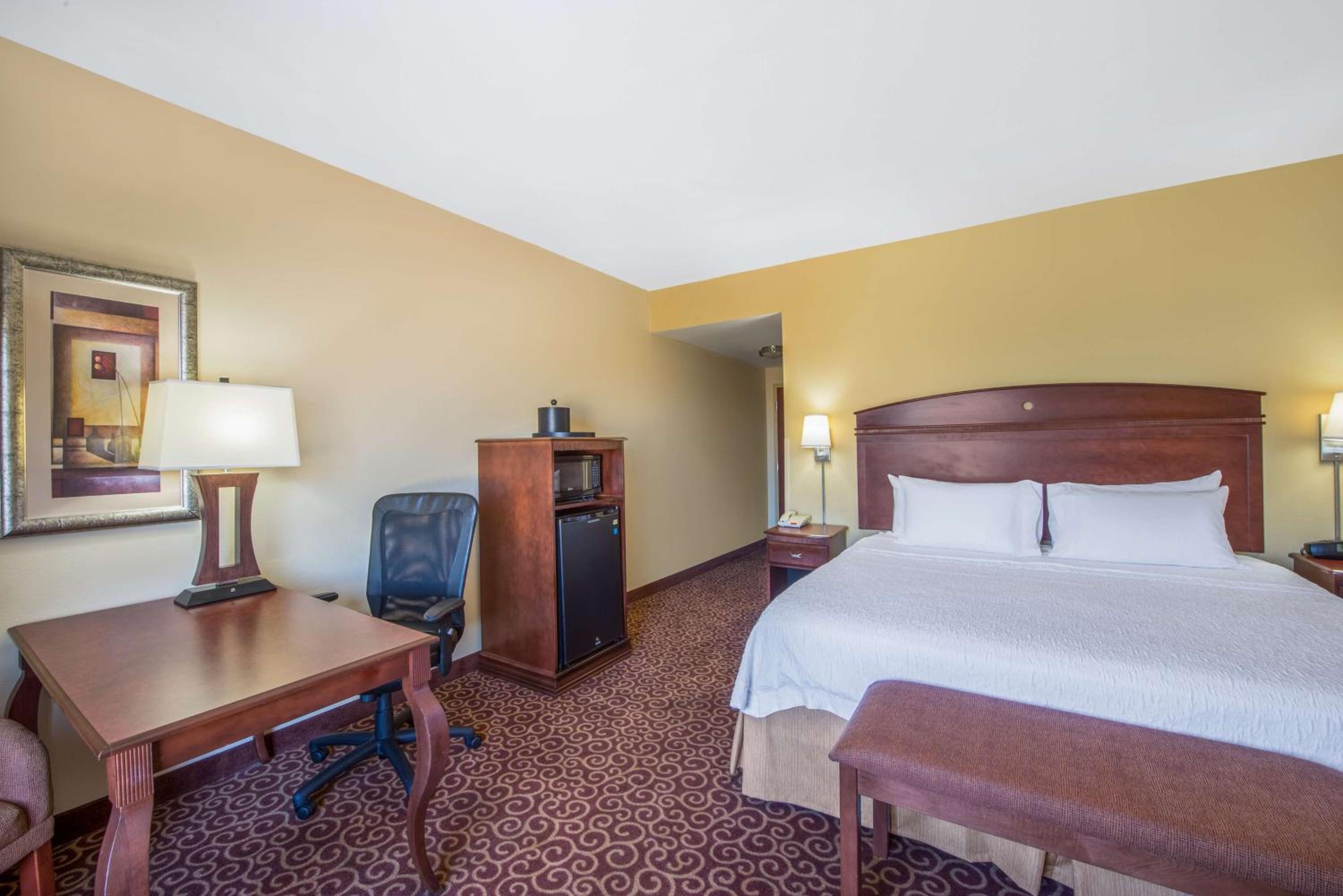 King Room with King Bed - Non-Smoking - Photo 4