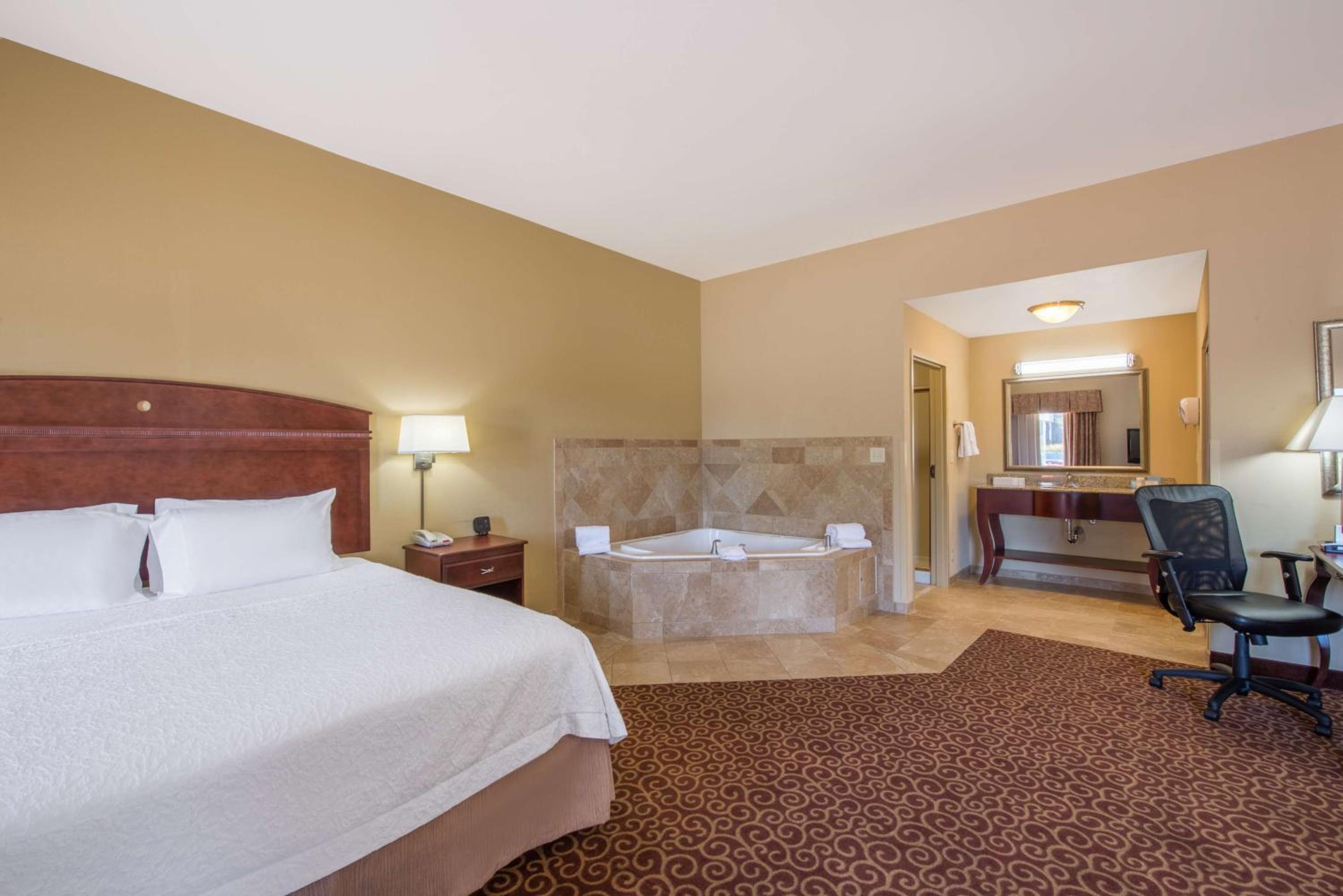 One-Bedroom King Suite with Whirlpool - Non-Smoking  - Photo 3