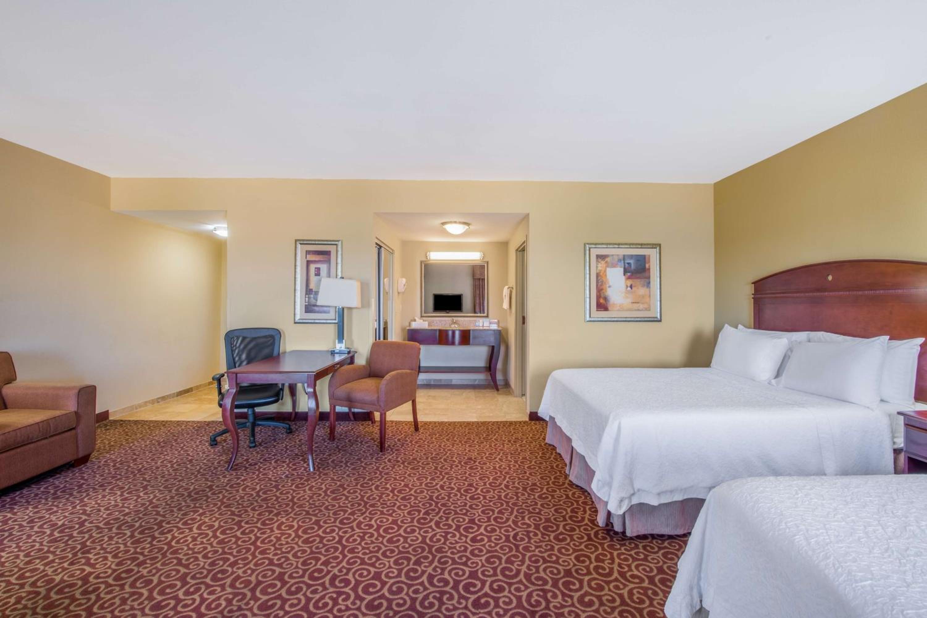 Queen Studio Suite with Two Queen Beds - Non-Smoking - Photo 5