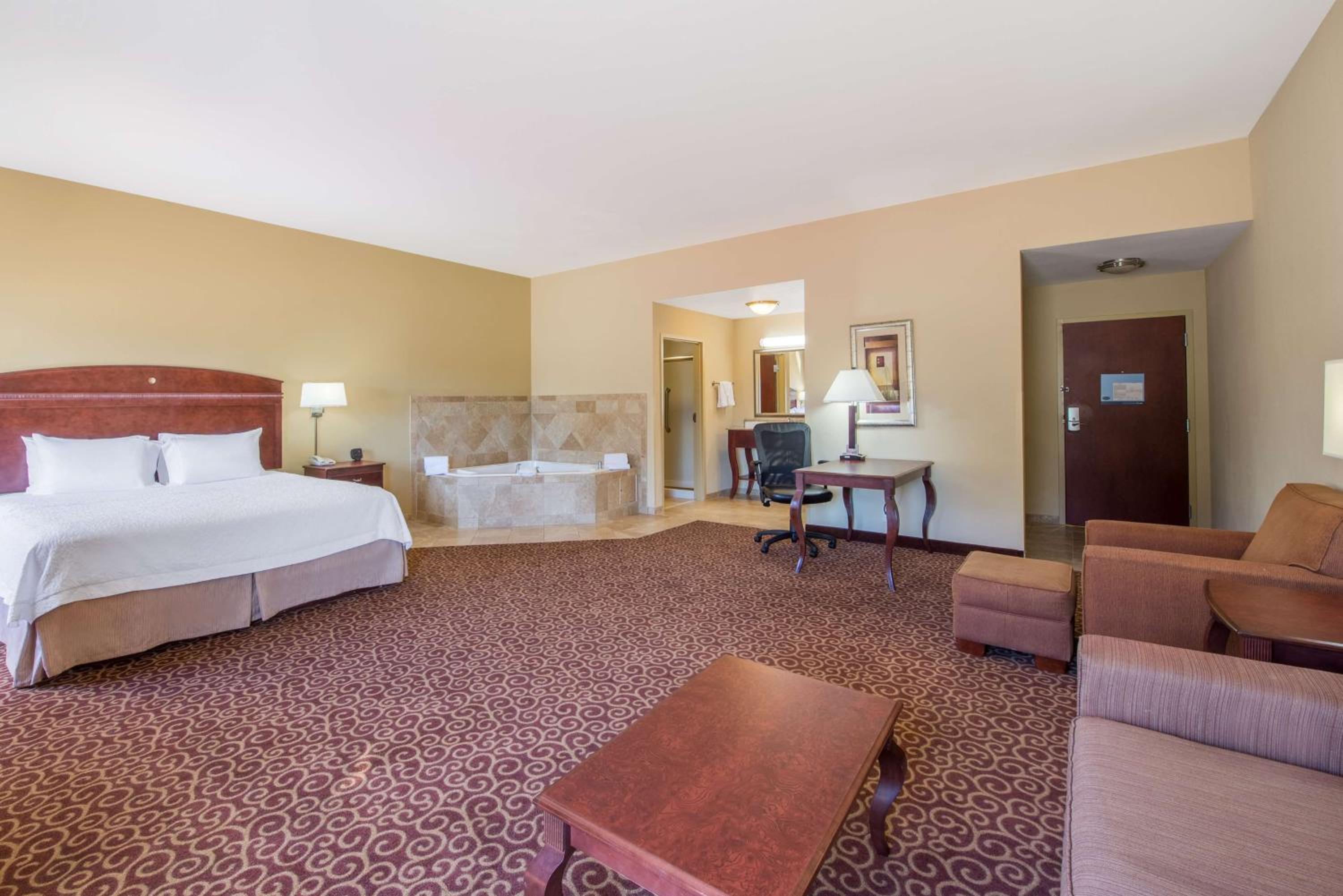 One-Bedroom King Suite with Whirlpool - Non-Smoking  - Photo 2