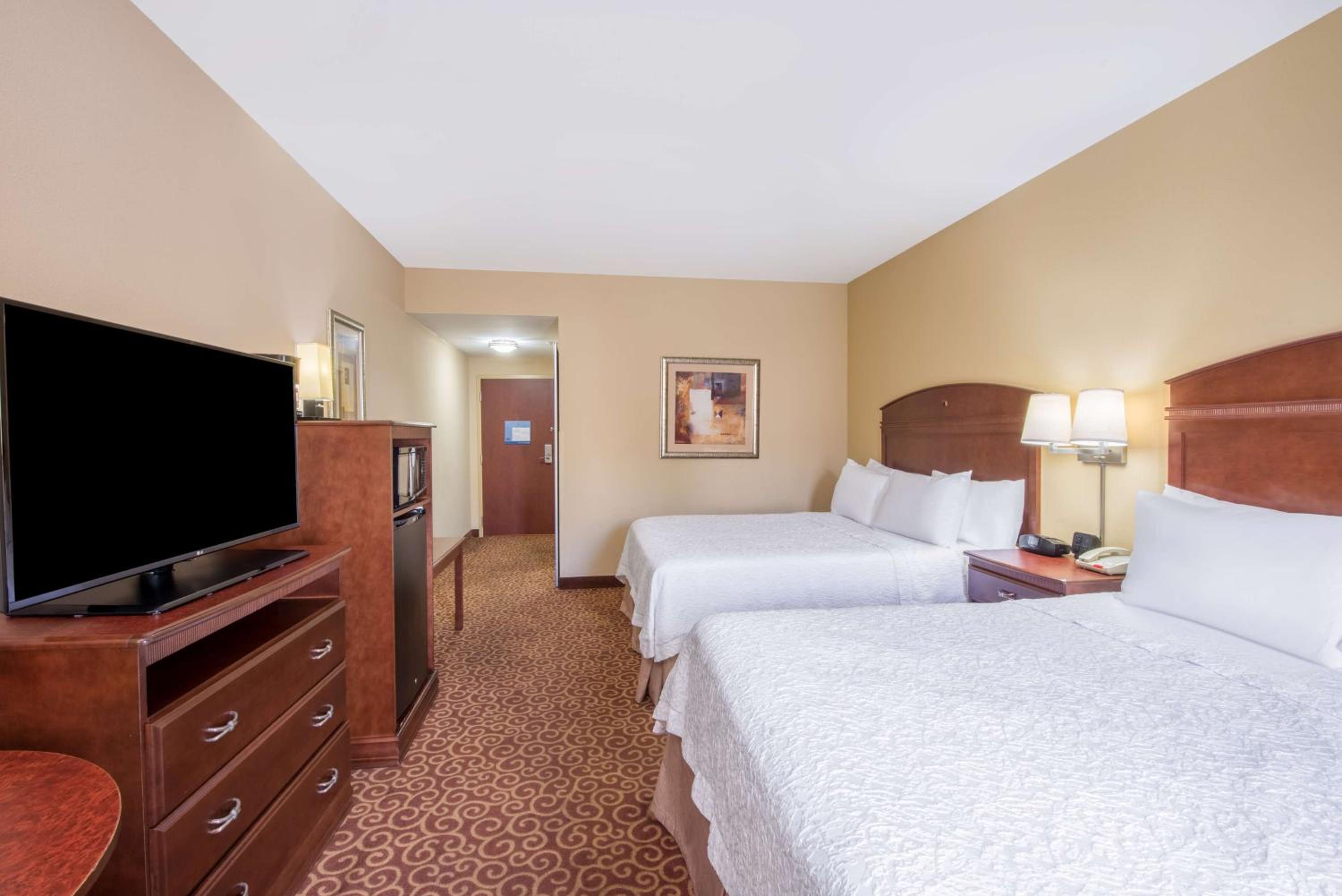 Room with Two Queen Beds - Non-Smoking - Photo 3