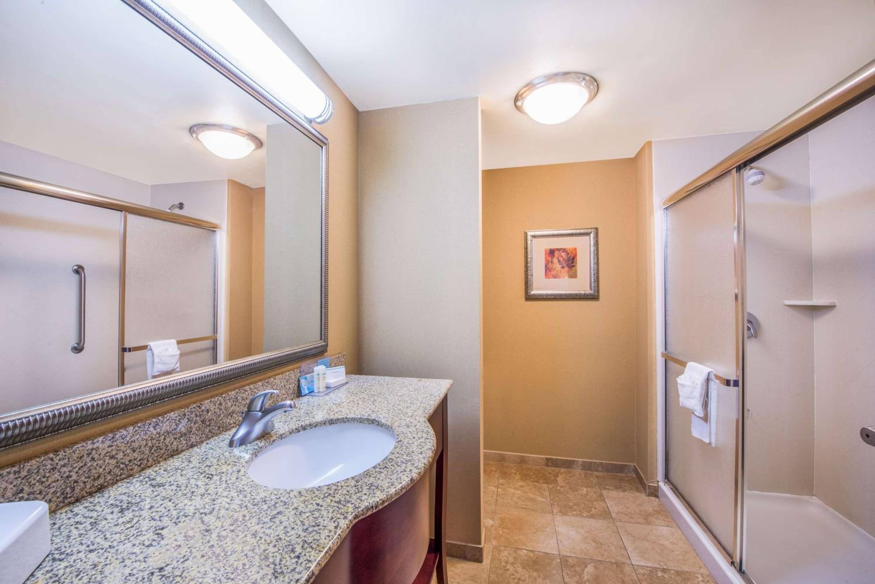 King Room - Hearing Access/Non-Smoking - Photo 2