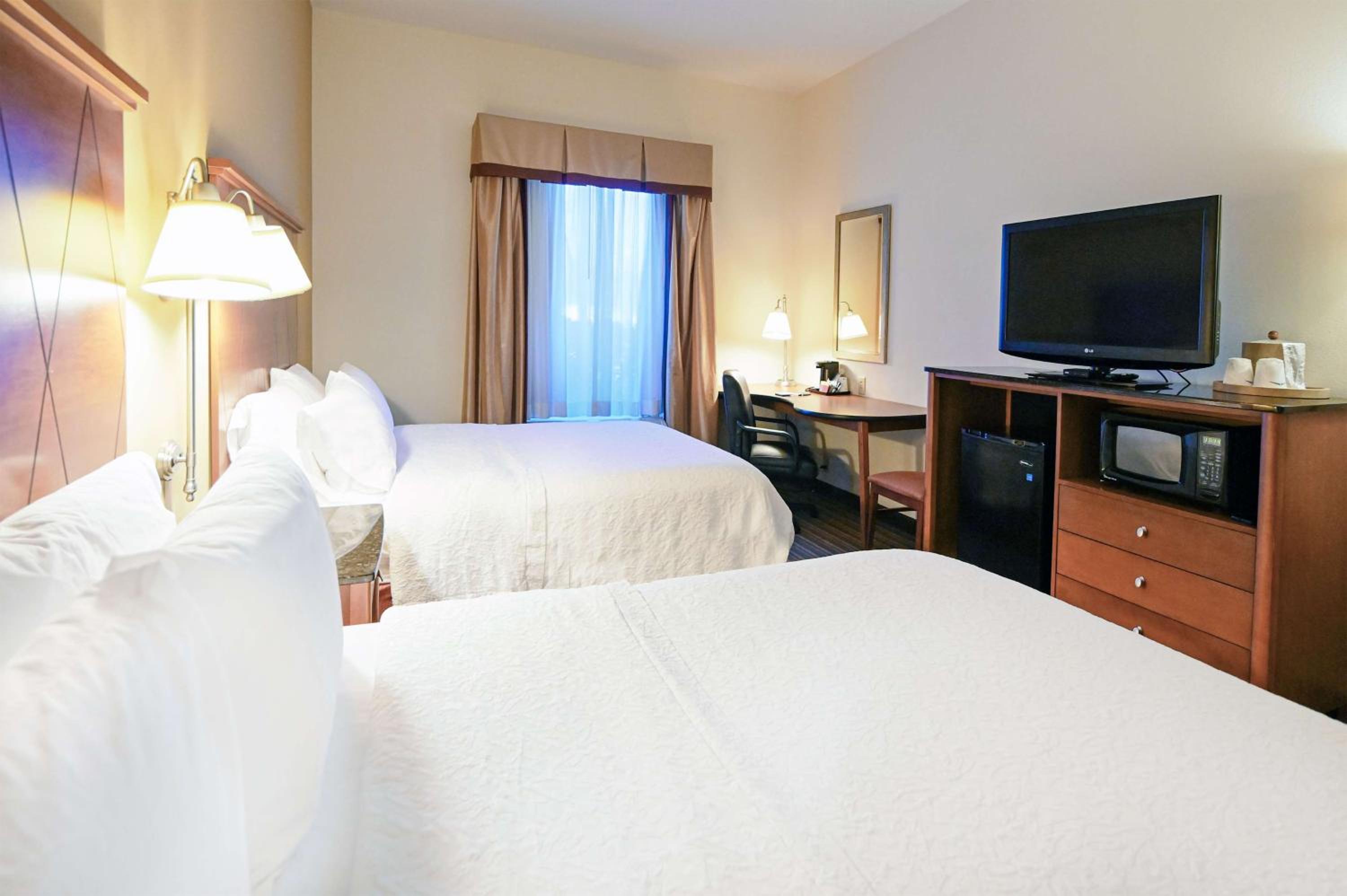 Room with Two Queen Beds - Non-Smoking - Photo 6