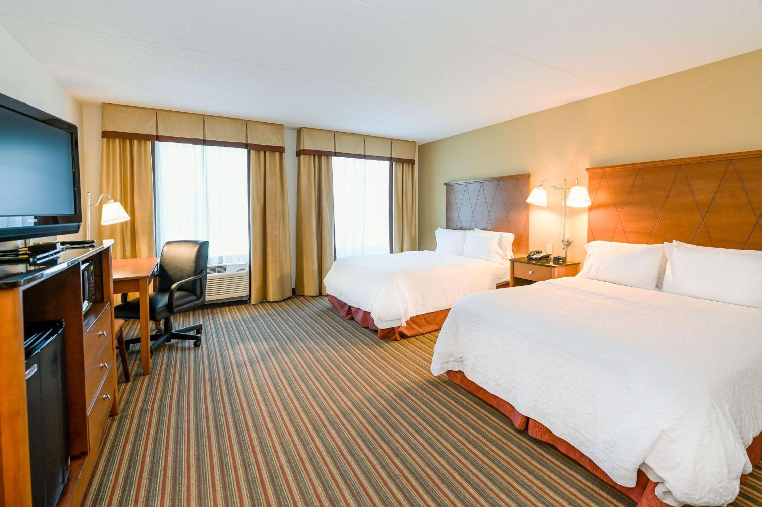 Room with Two Queen Beds - Non-Smoking - Photo 2