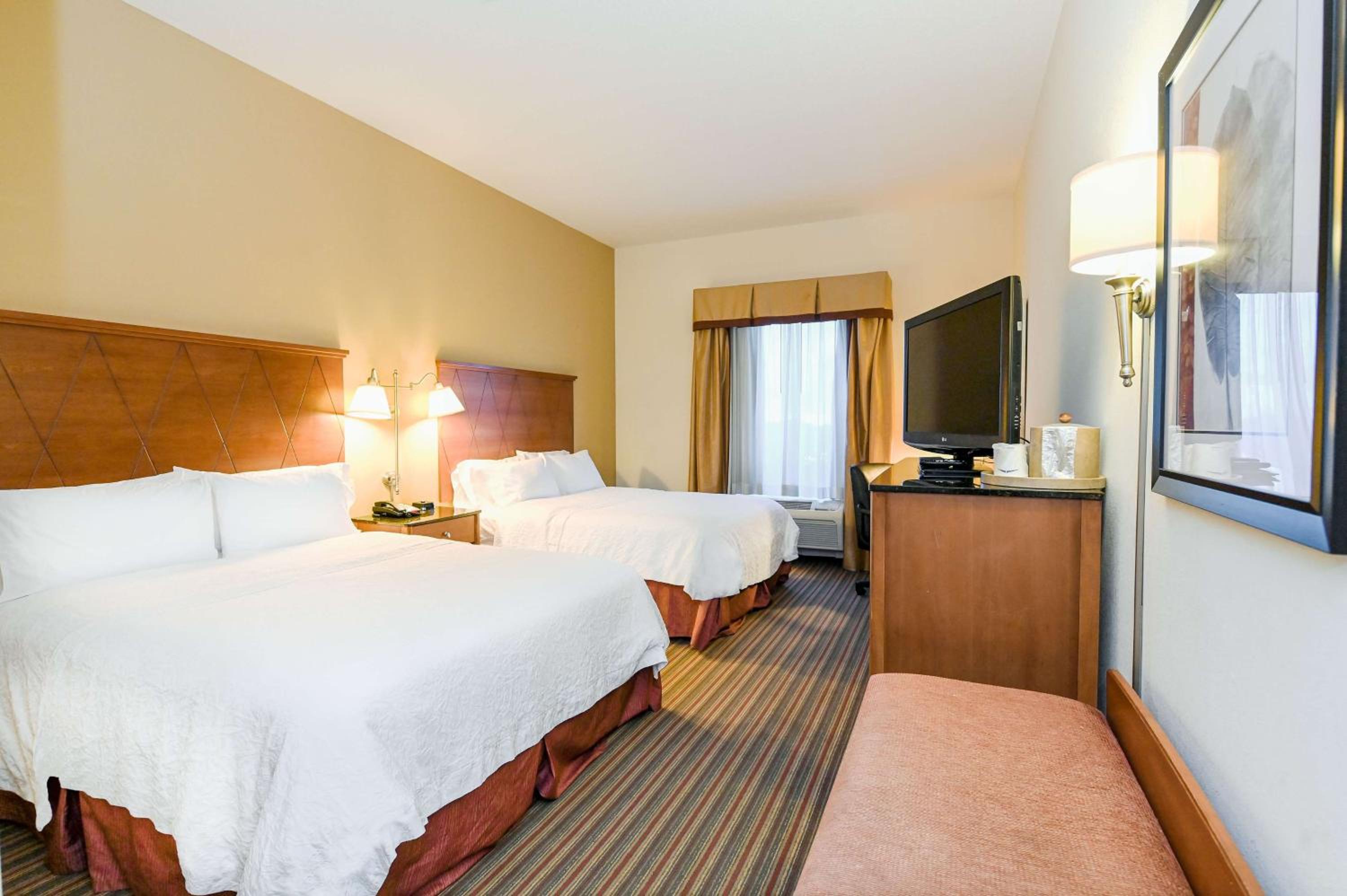 Room with Two Queen Beds - Non-Smoking - Photo 3