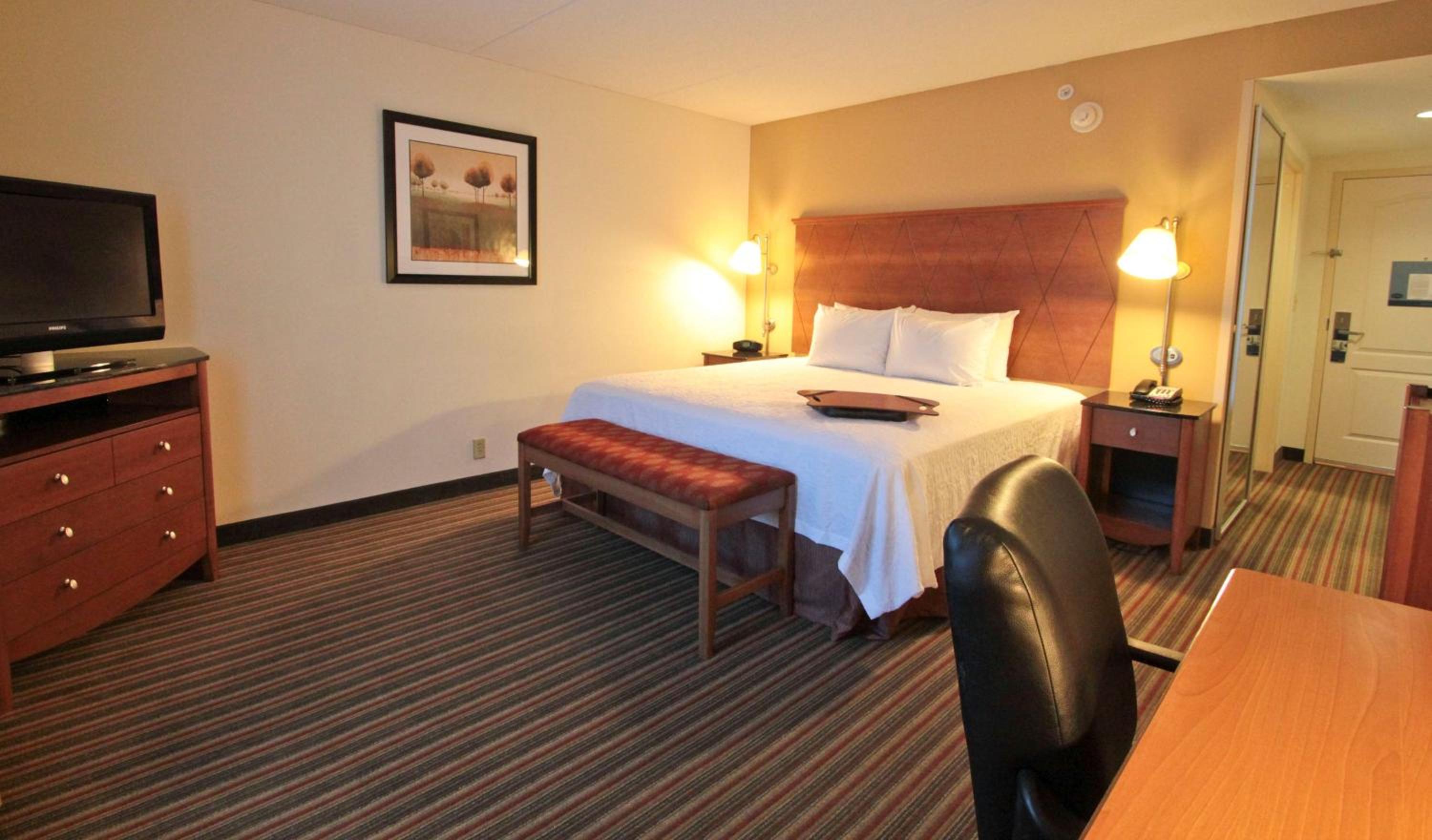 King Room with King Bed - Non-Smoking - Photo 1