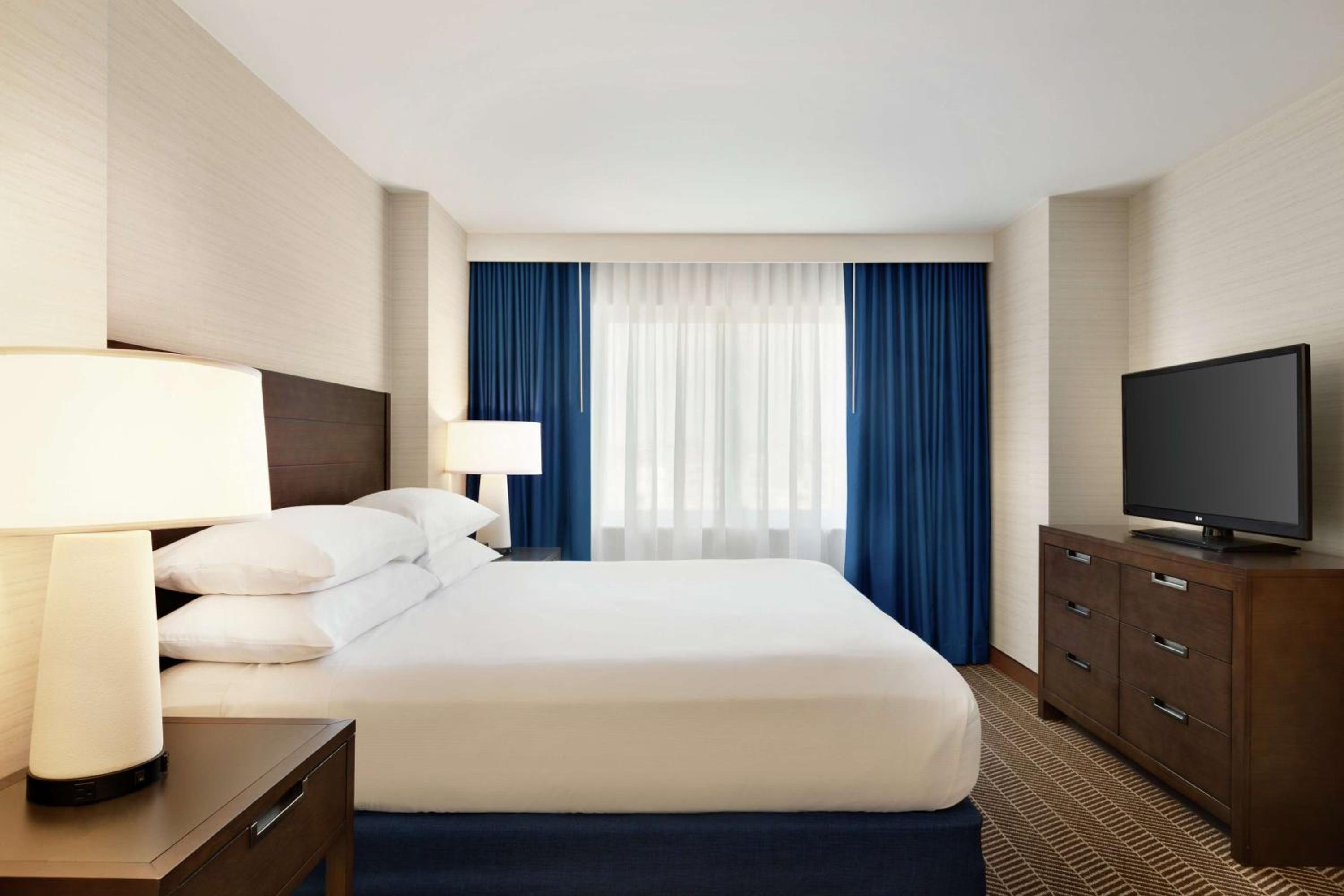 Premium King Suite - Non-Smoking