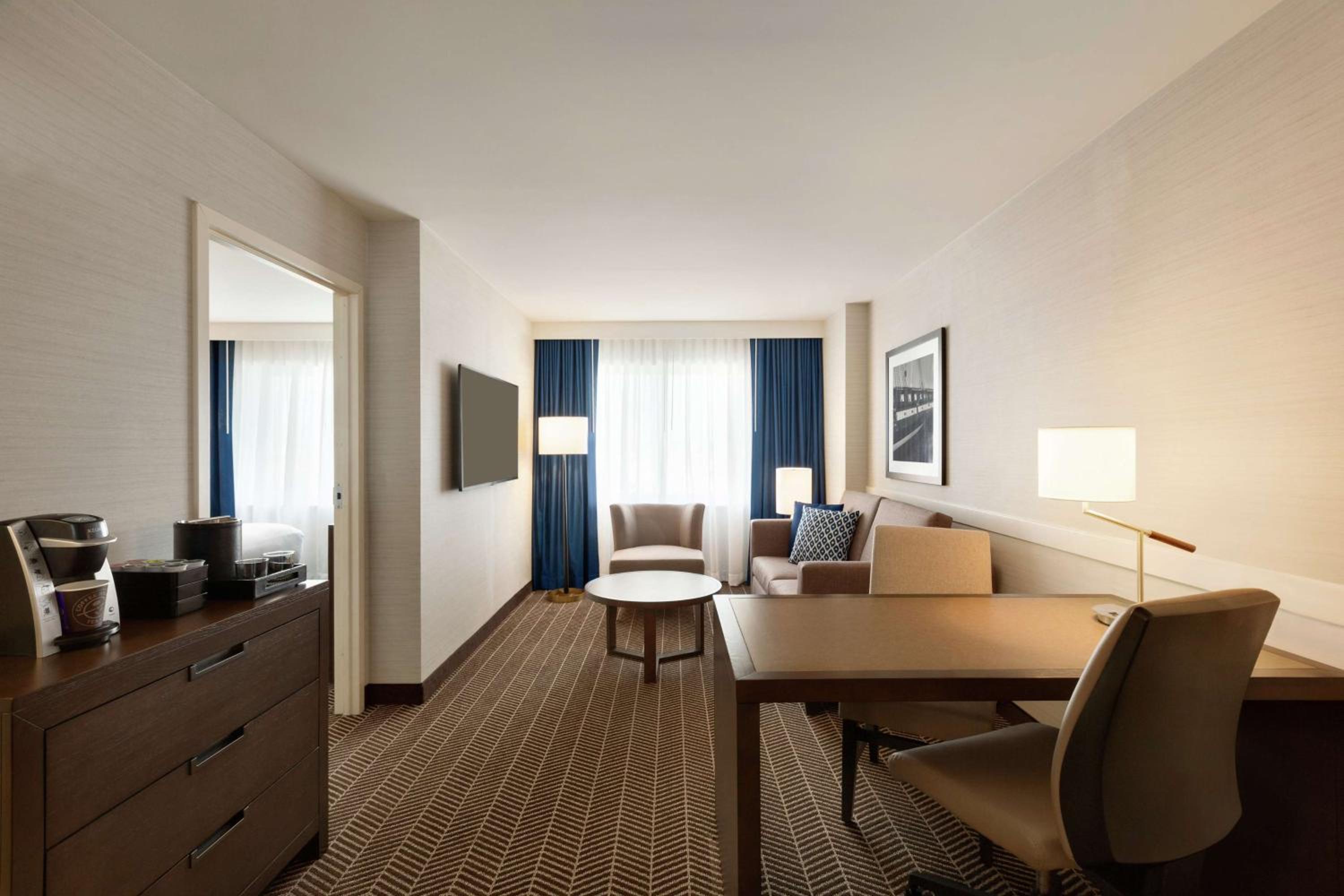 Premium King Suite - Non-Smoking