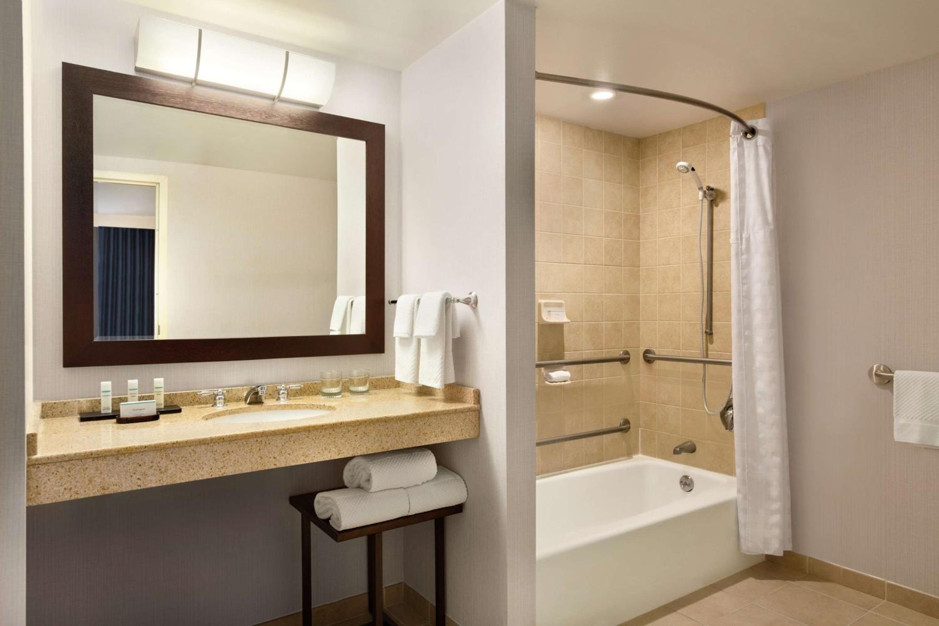 Two-Room Suite with Two Queen Beds - Mobility Access